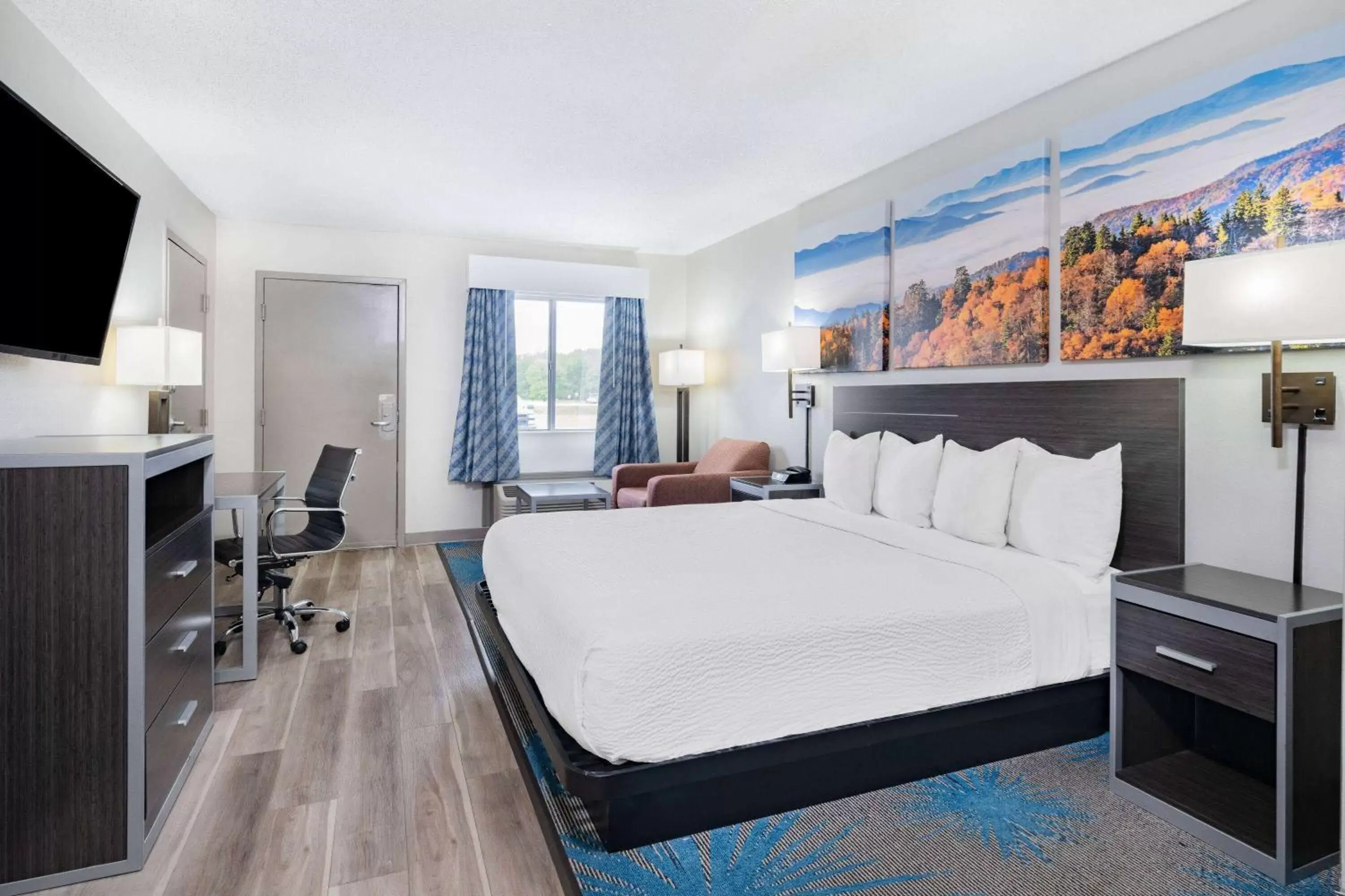 Photo of the whole room, Bed in Days Inn by Wyndham Hamilton Photo of the whole room, Bed in Days Inn by Wyndham Hamilton