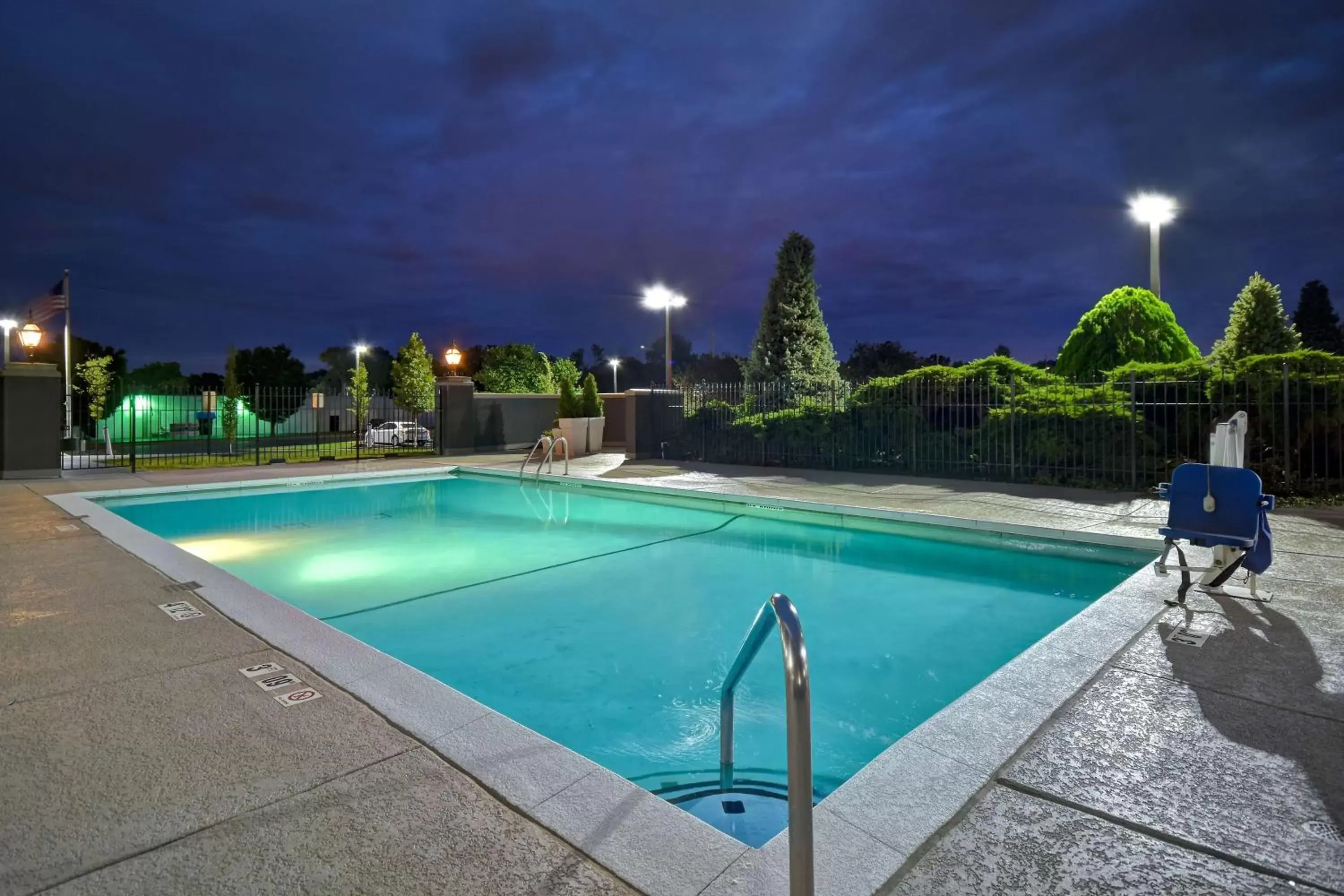 Pool view, Swimming Pool in DoubleTree by Hilton St. Louis Airport, MO