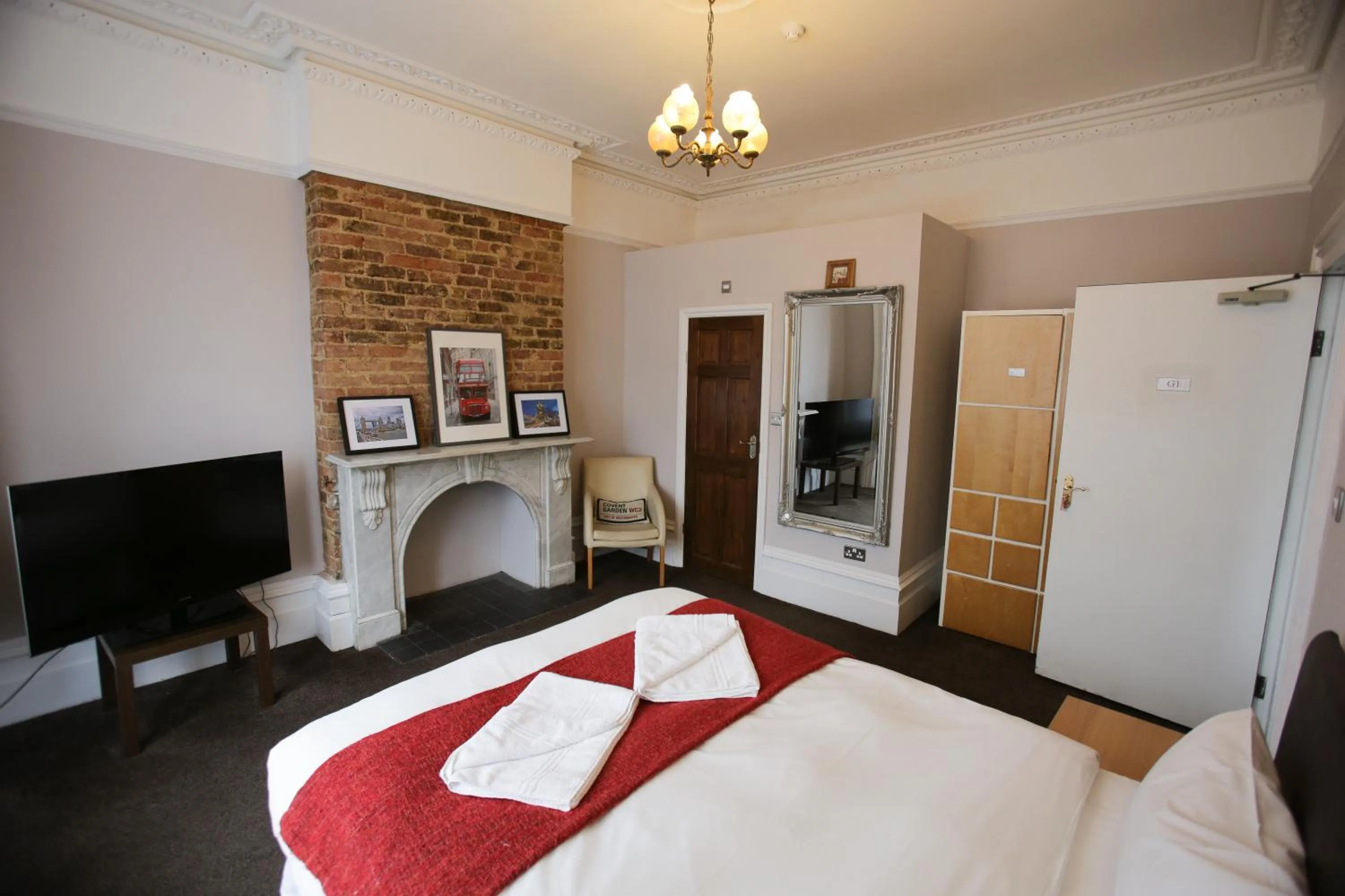 Photo of the whole room, TV/Entertainment Center in Manor House London