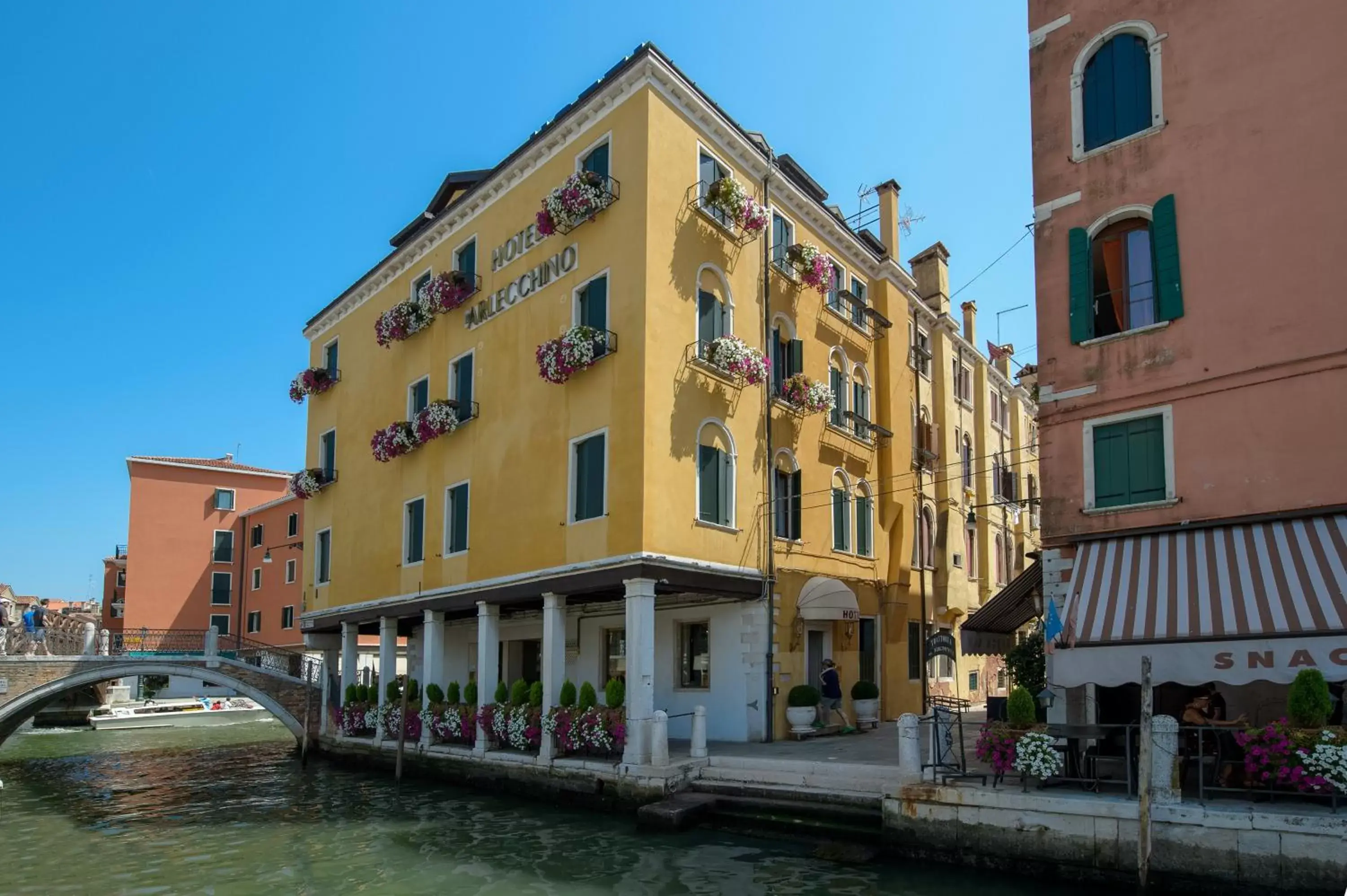 Facade/entrance in Hotel Arlecchino