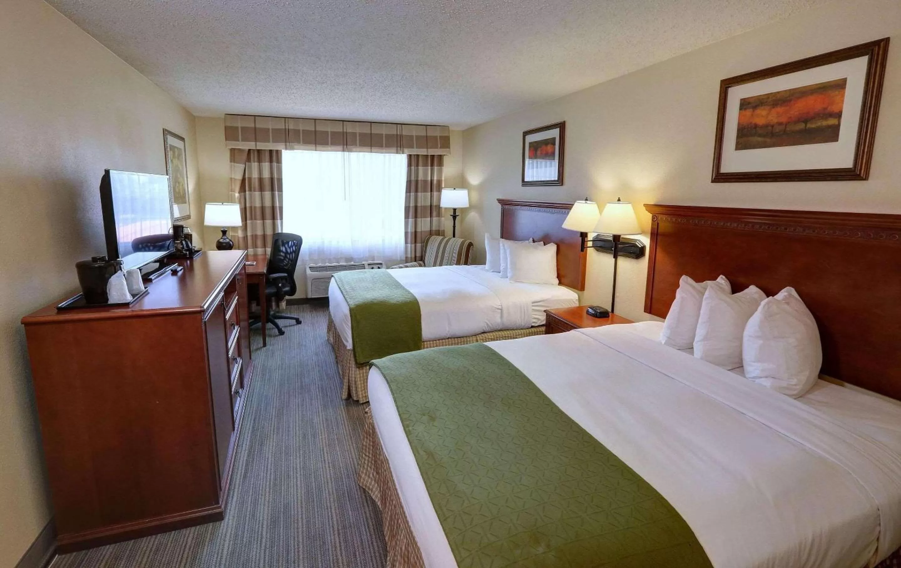 Bedroom, Bed in Country Inn & Suites by Radisson, Charlotte I-85 Airport, NC