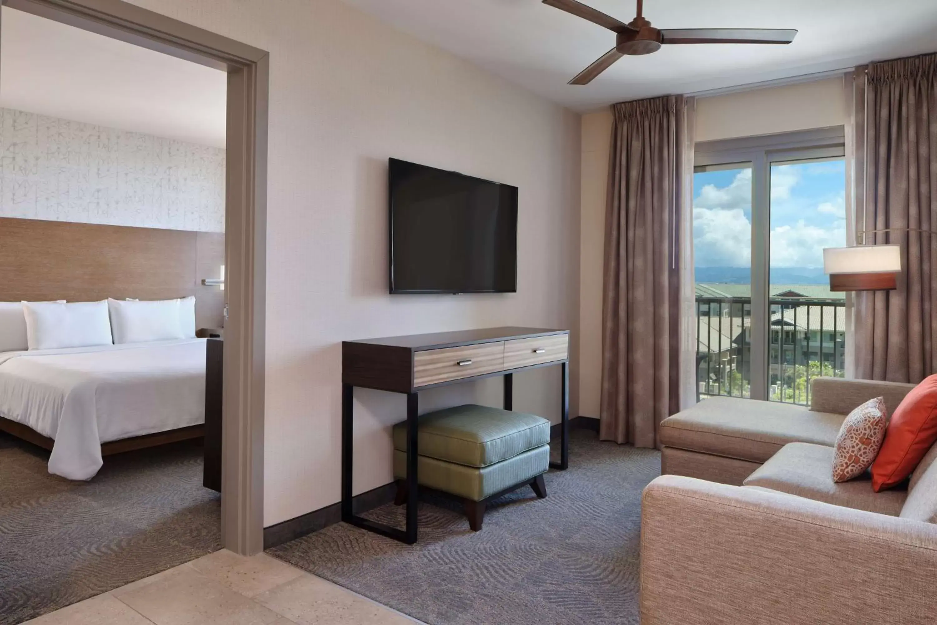 Living room, TV/Entertainment Center in Embassy Suites By Hilton Oahu Kapolei - FREE Breakfast