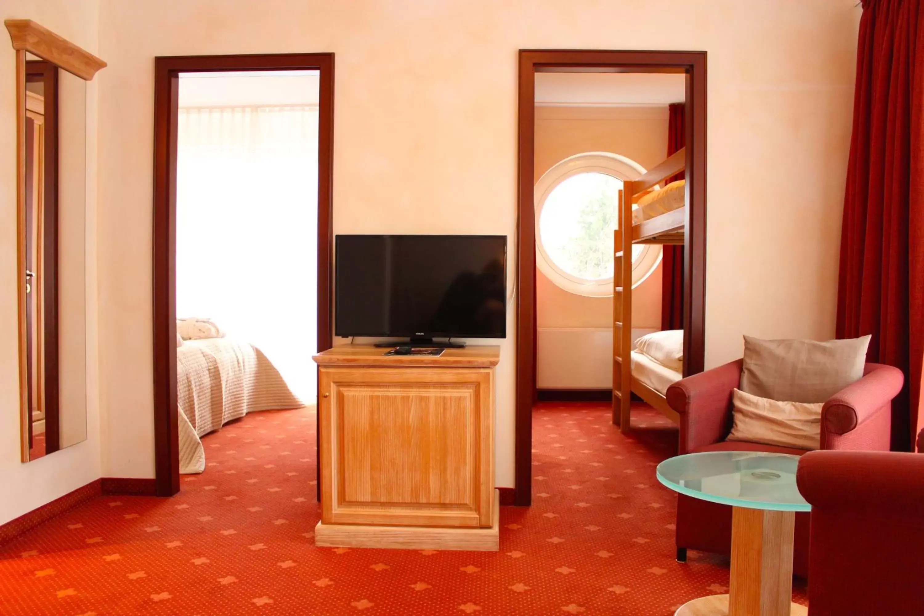 Bedroom, TV/Entertainment Center in Hotel Villa Gropius