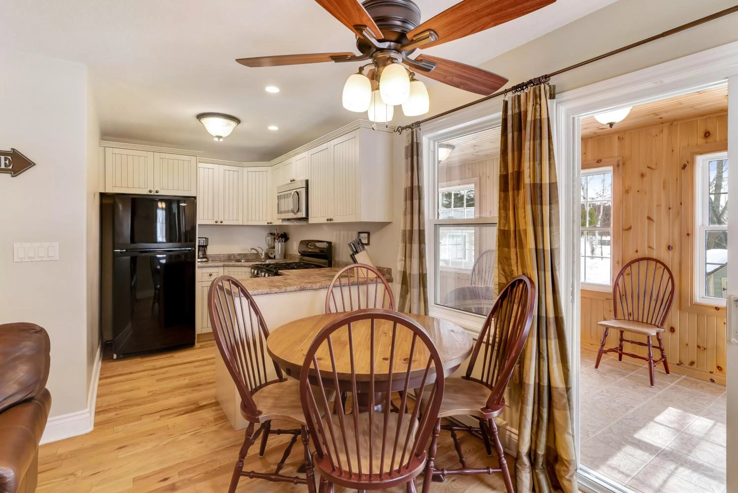 Kitchen or kitchenette in Blue Water Acres