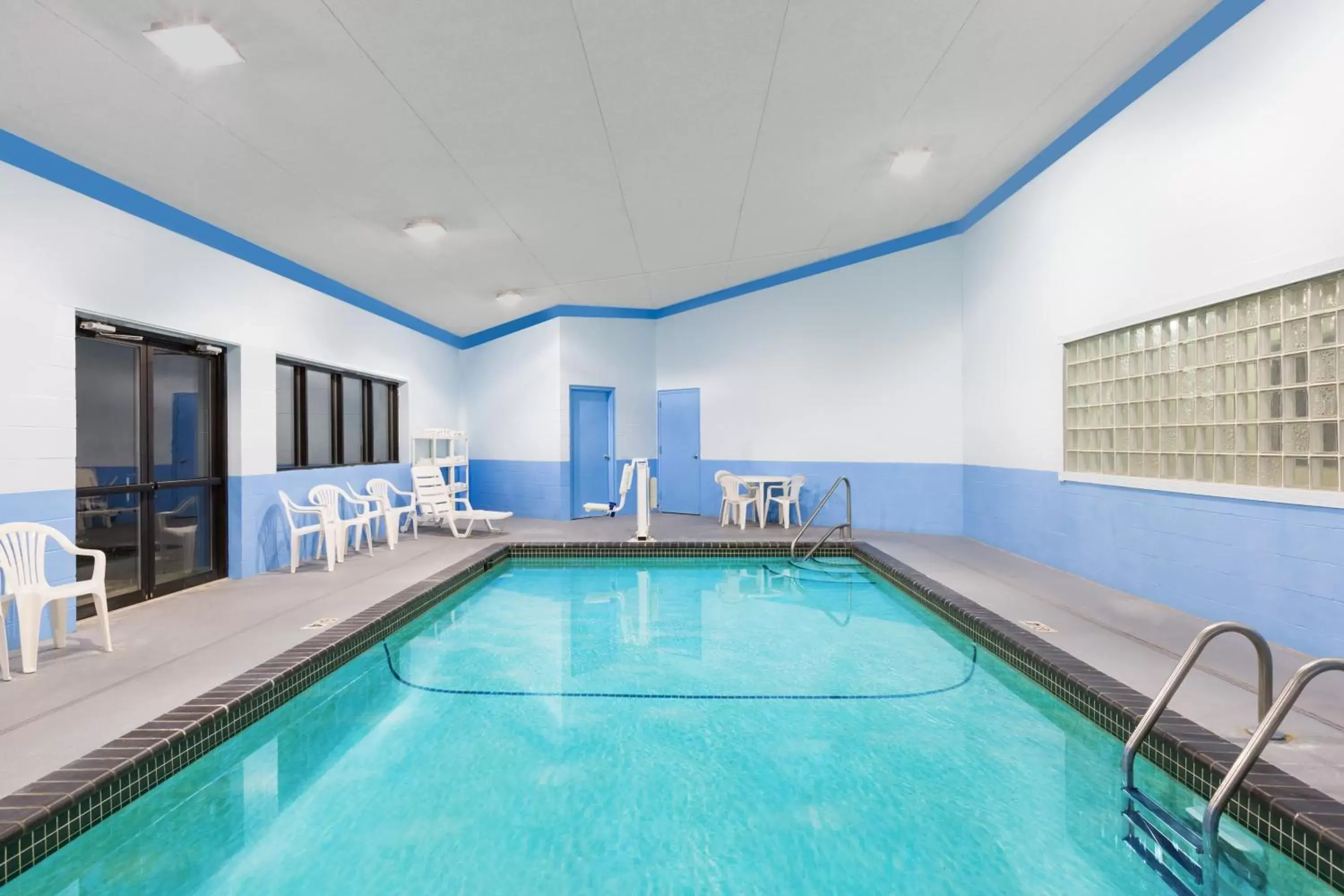 Swimming Pool in Days Inn & Suites by Wyndham Des Moines Airport