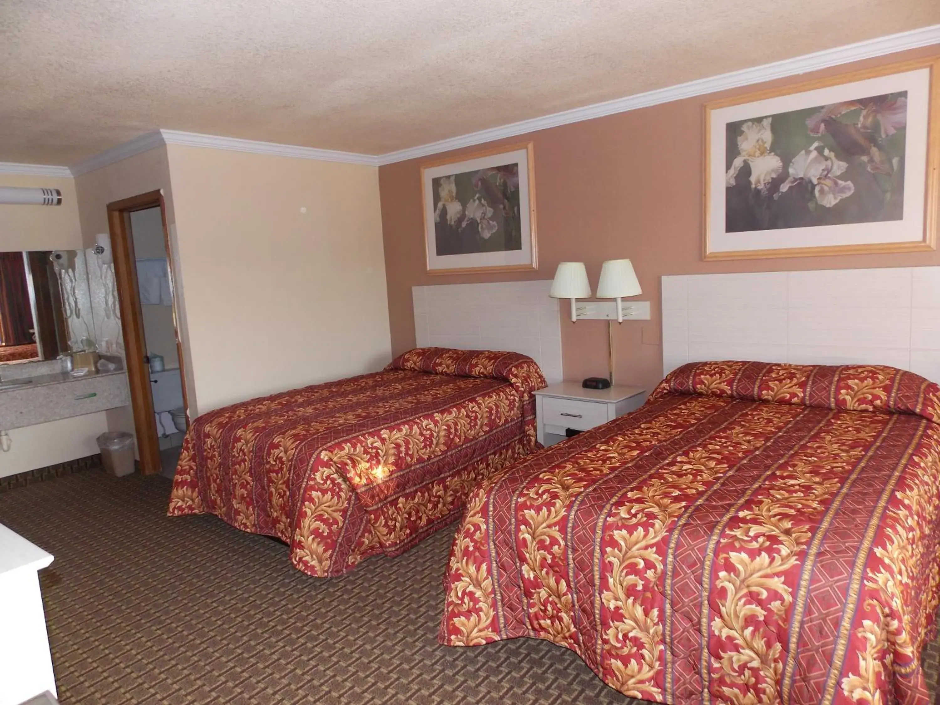 Bathroom, Bed in River Valley Motor Inn