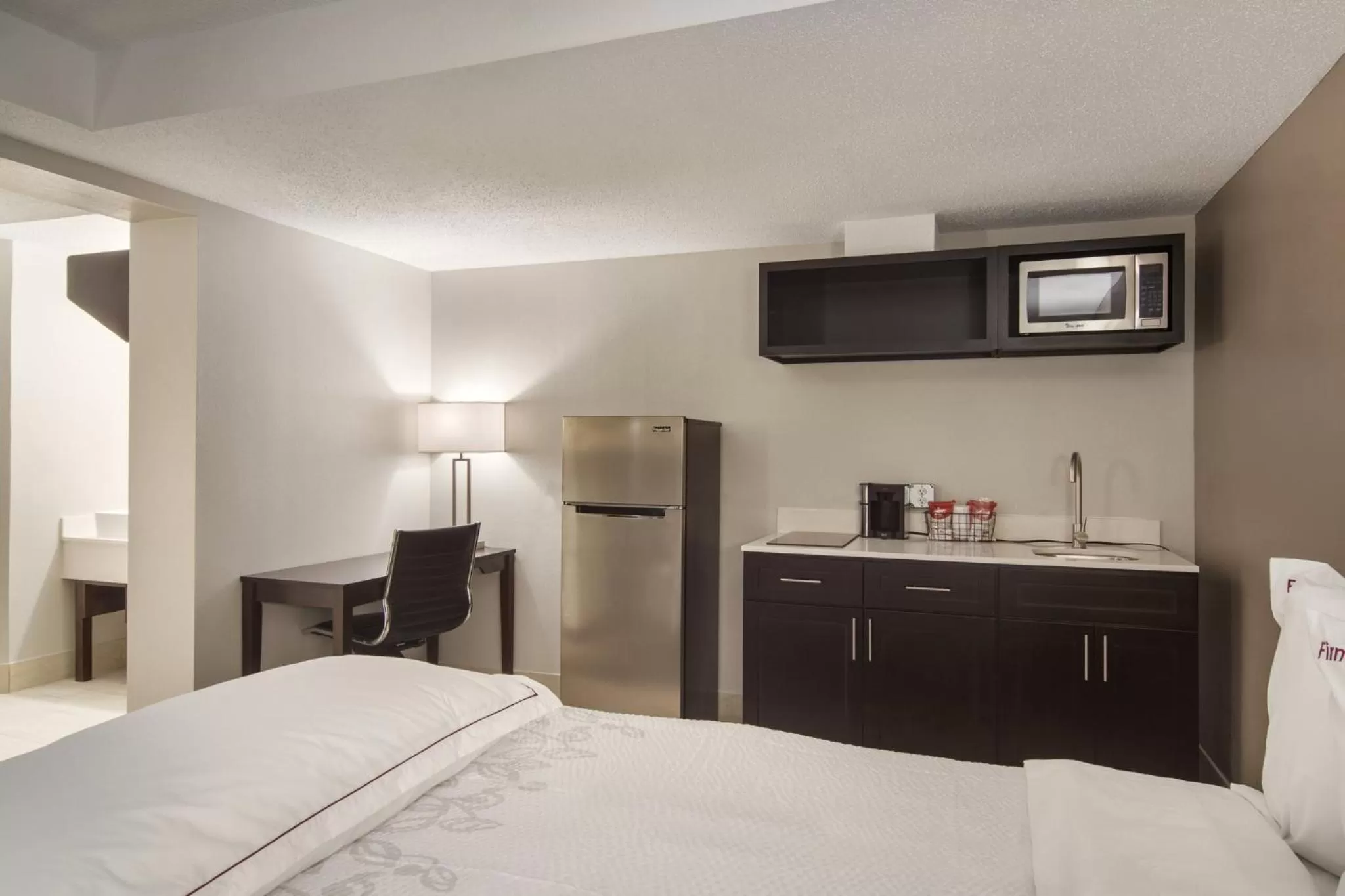Kitchen or kitchenette, Bed in Red Roof Inn PLUS & Suites Erie