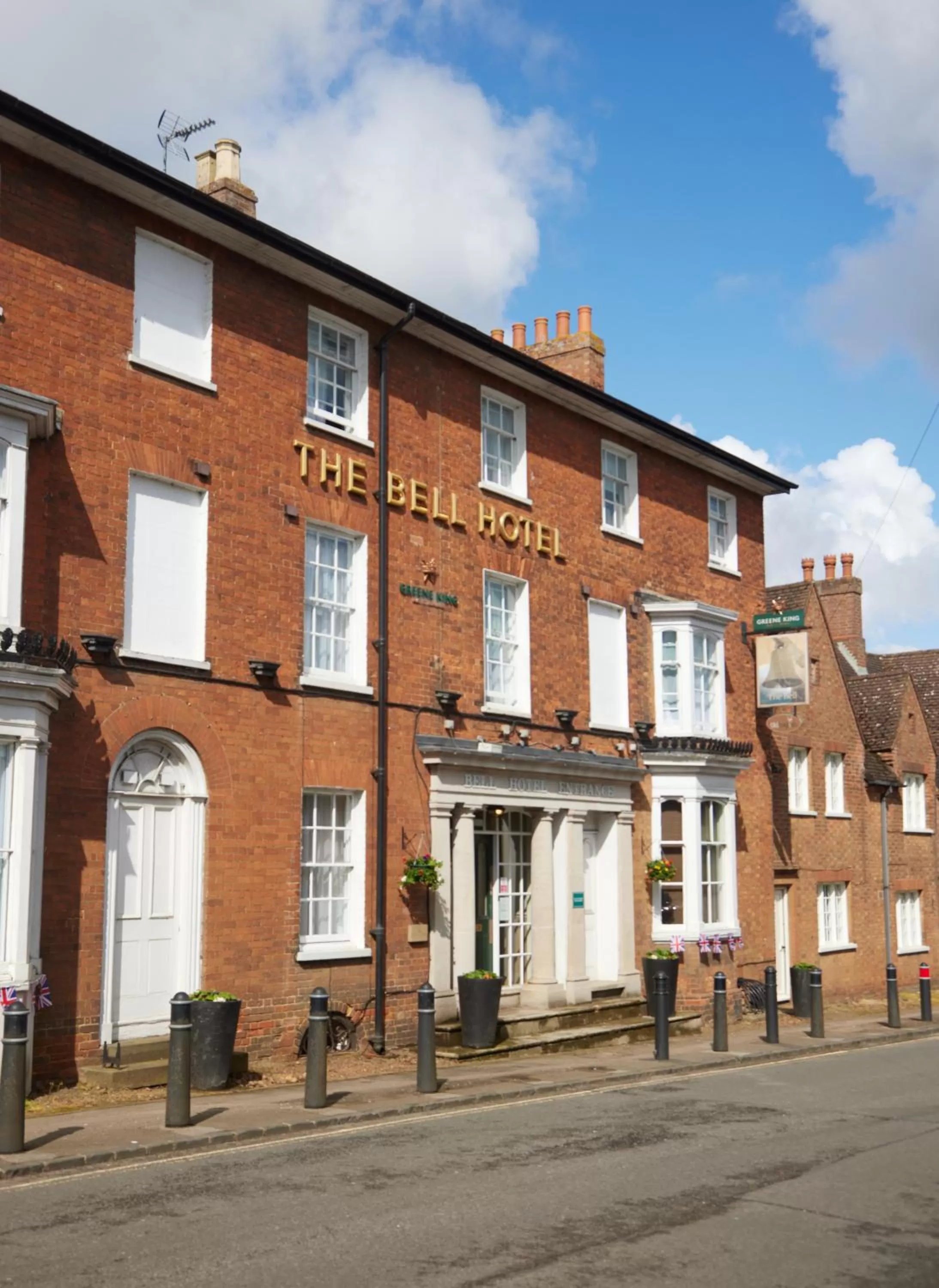 Facade/entrance in The Bell Hotel Woburn By Greene King Inns