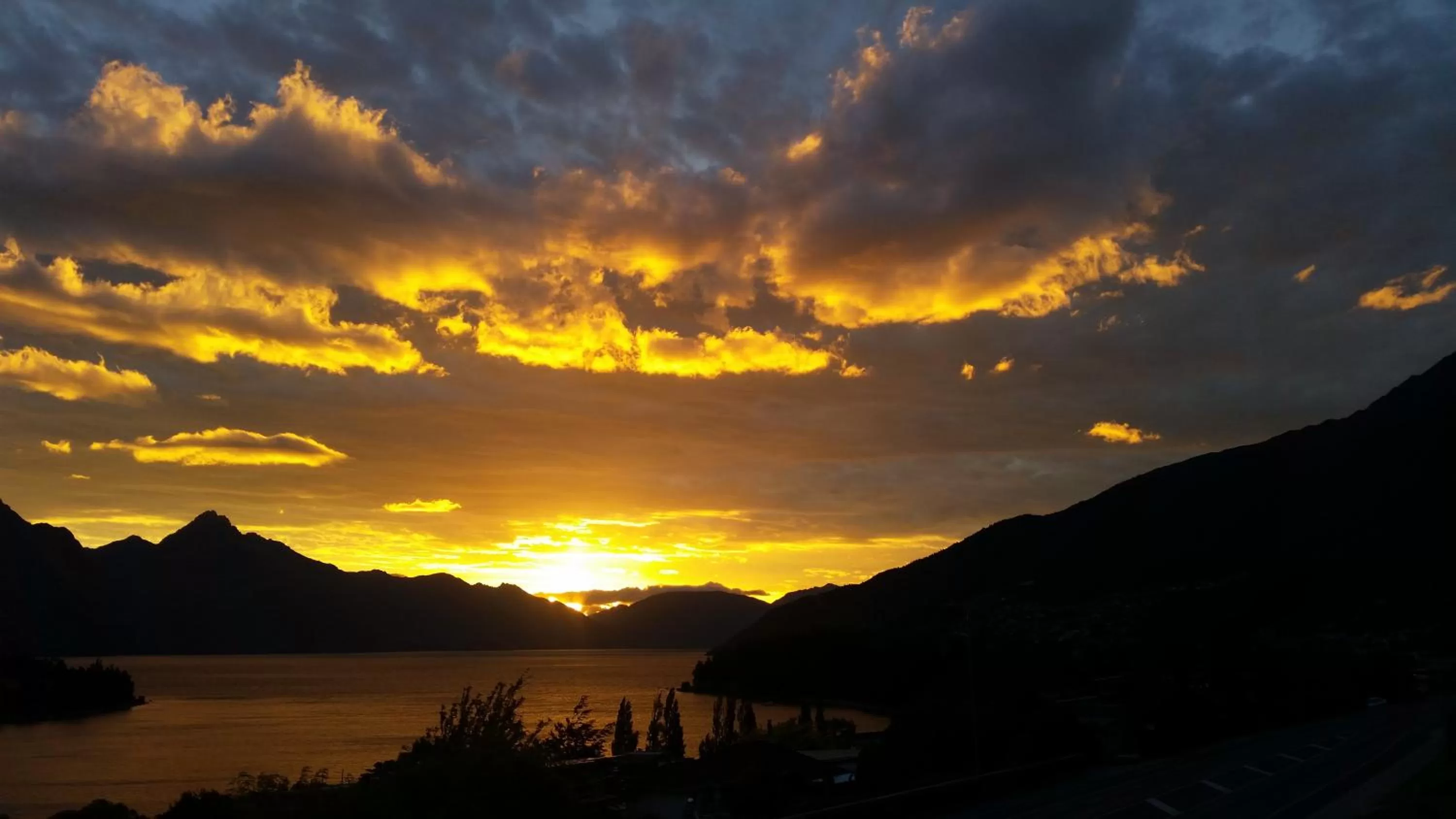 Sunset in Swiss-Belsuites Pounamu Queenstown