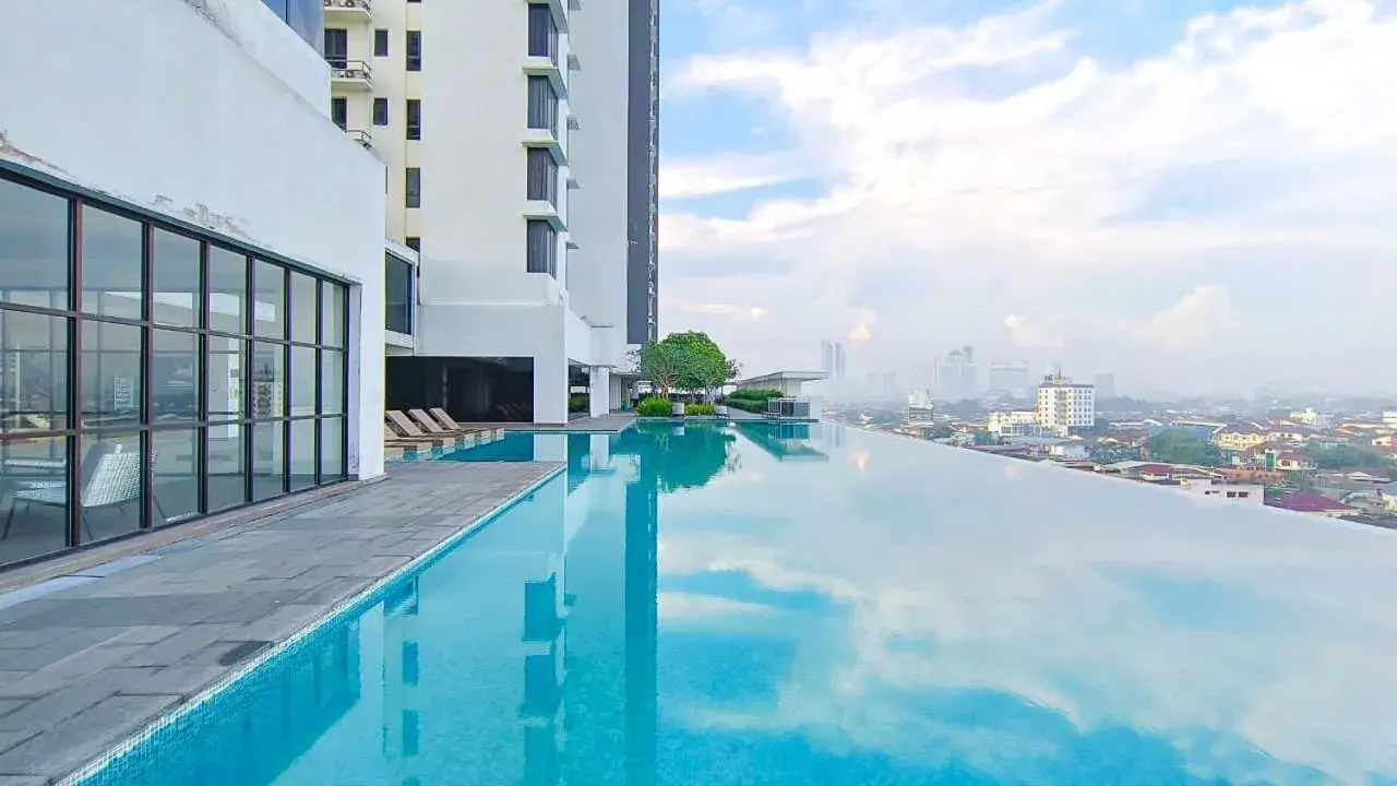 Swimming Pool in 1 Tebrau Suites by Subhome