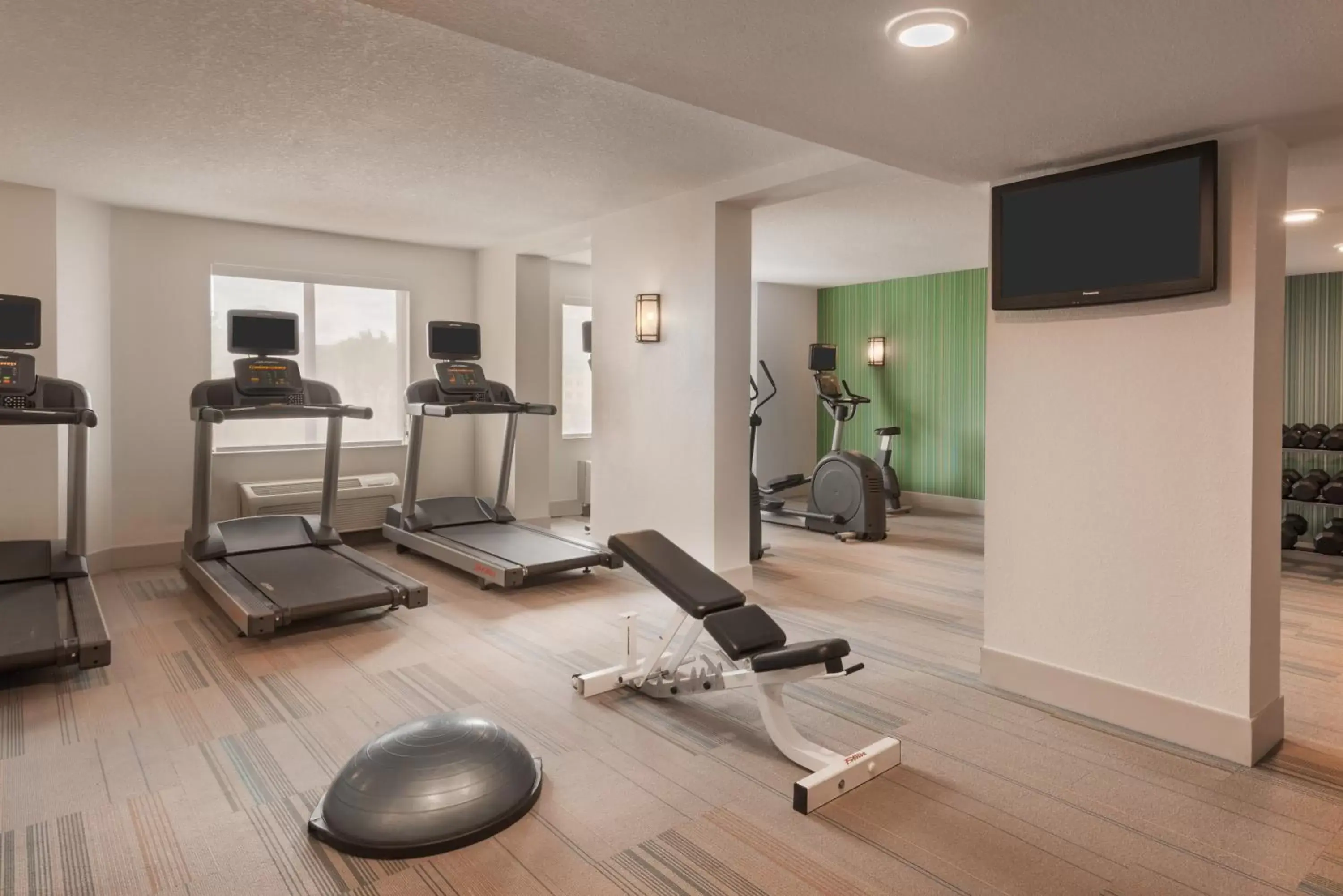Spa and wellness centre/facilities, Fitness Center/Facilities in Holiday Inn Express & Suites - Nearest Universal Orlando, an IHG Hotel