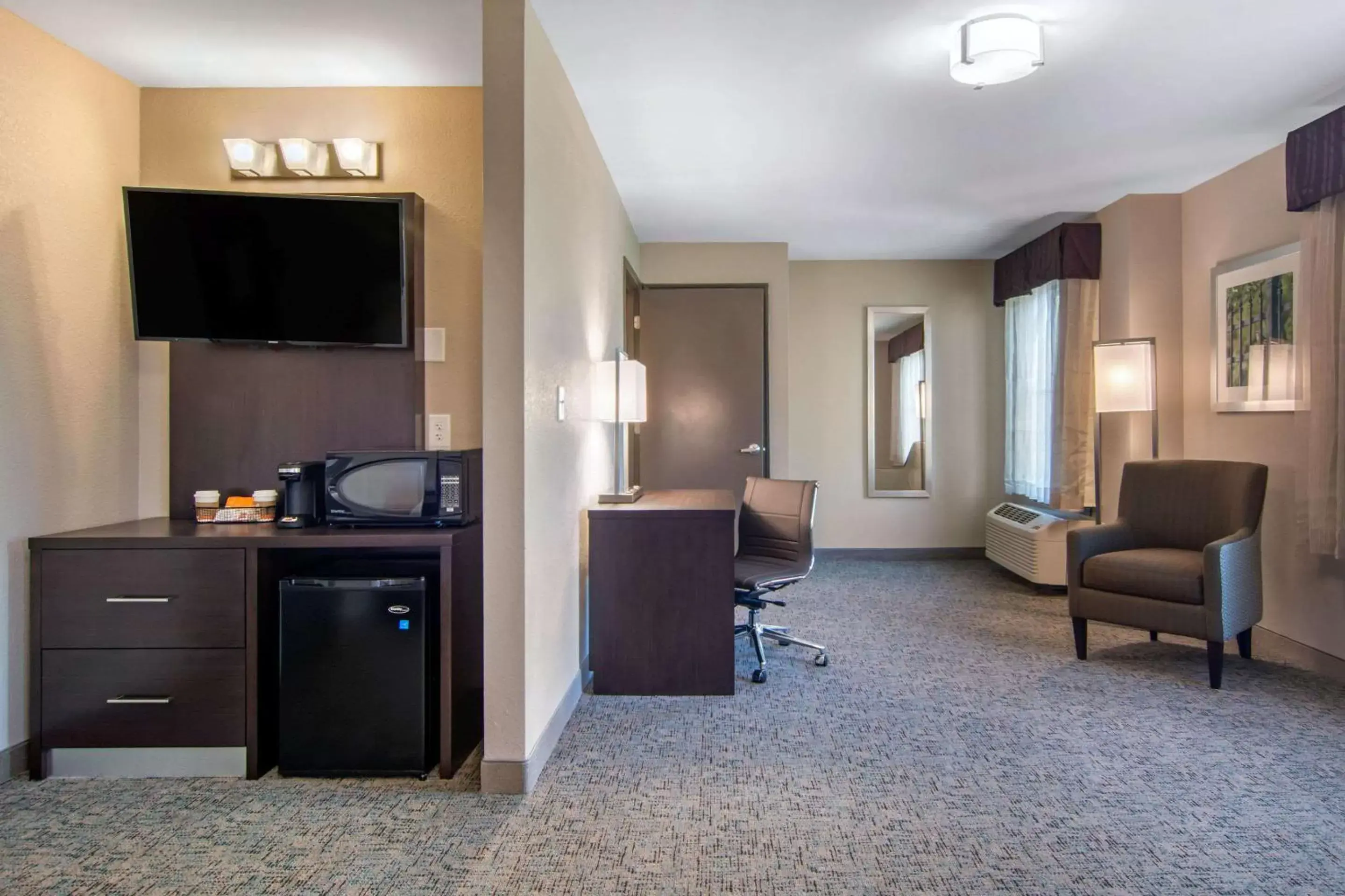 Photo of the whole room, TV/Entertainment Center in Clarion Inn & Suites Atlanta Downtown