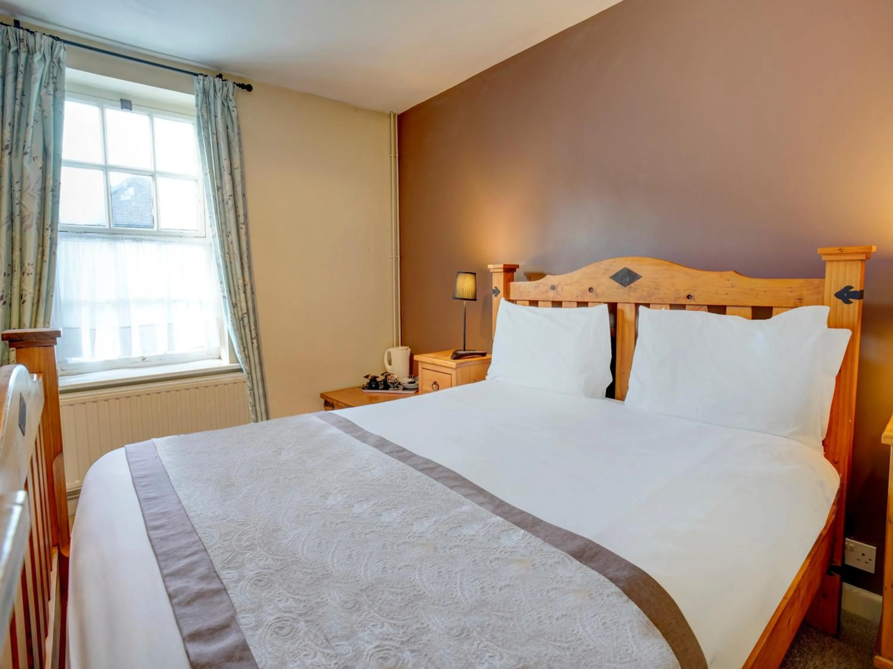 Bedroom, Bed in George & Dragon Inn