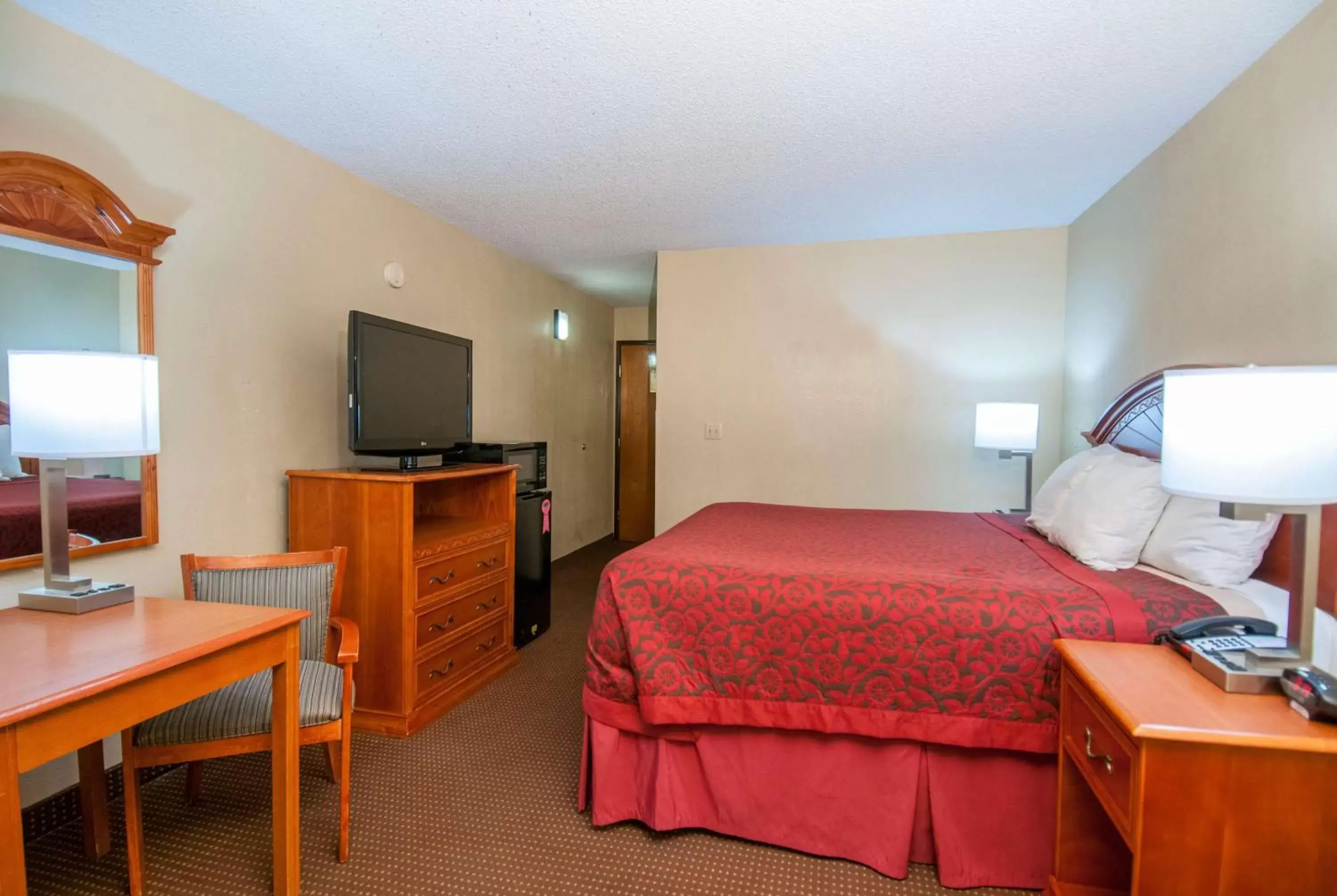 Photo of the whole room, Bed in Days Inn by Wyndham Pauls Valley