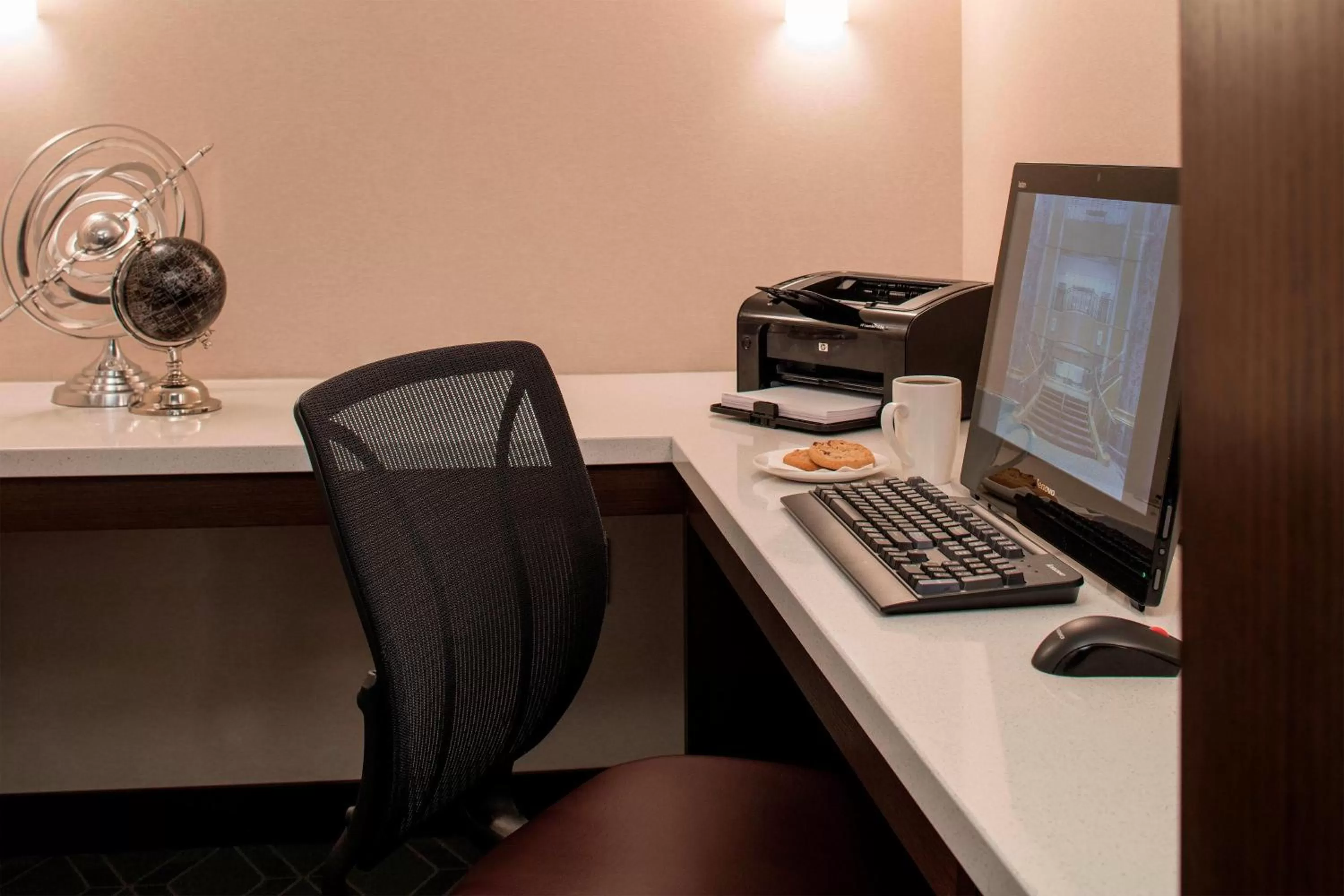 Lounge or bar in Sheraton Cavalier Calgary Hotel