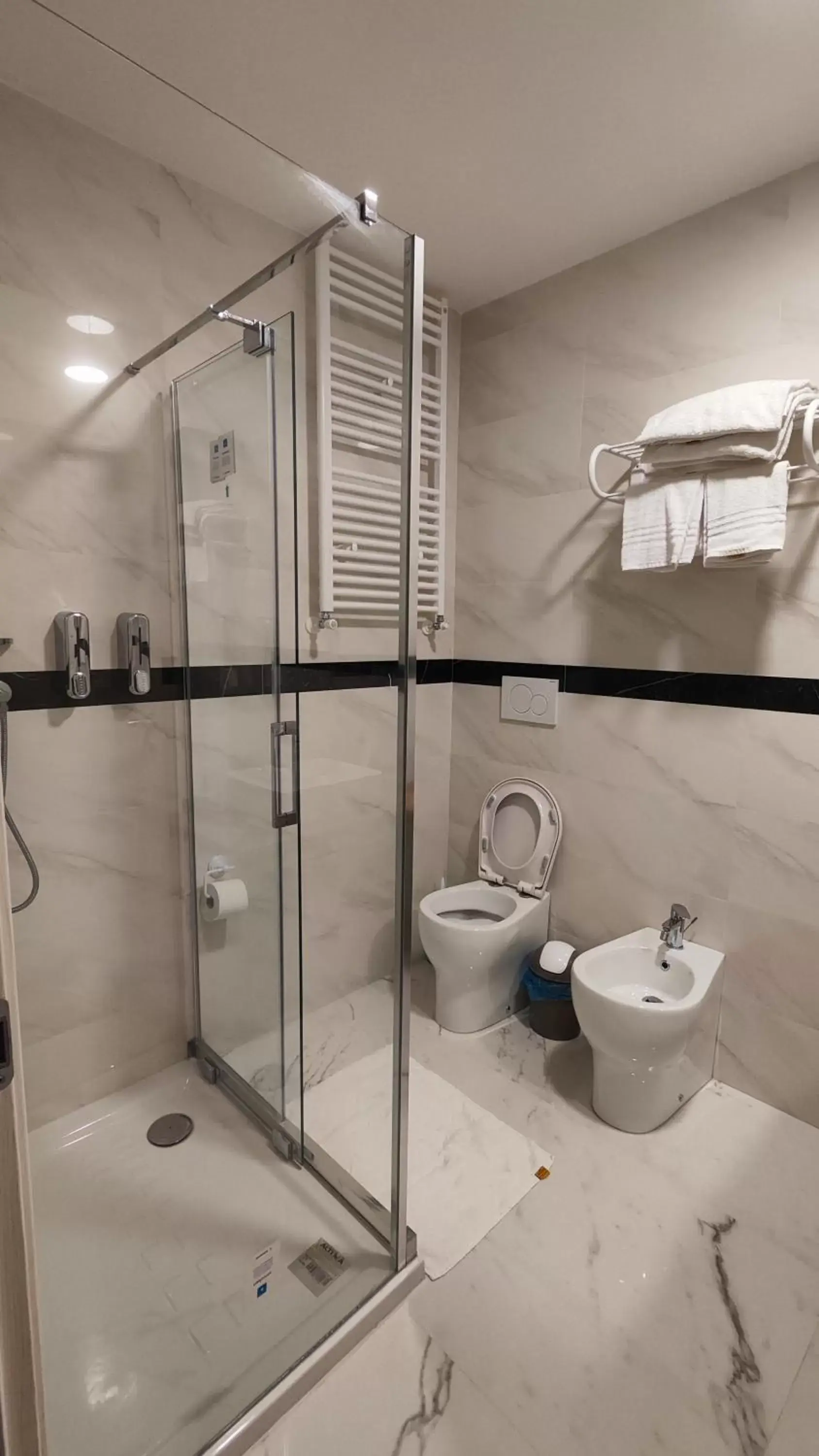 Shower, Bathroom in 999 Hotel - B&B Giglio
