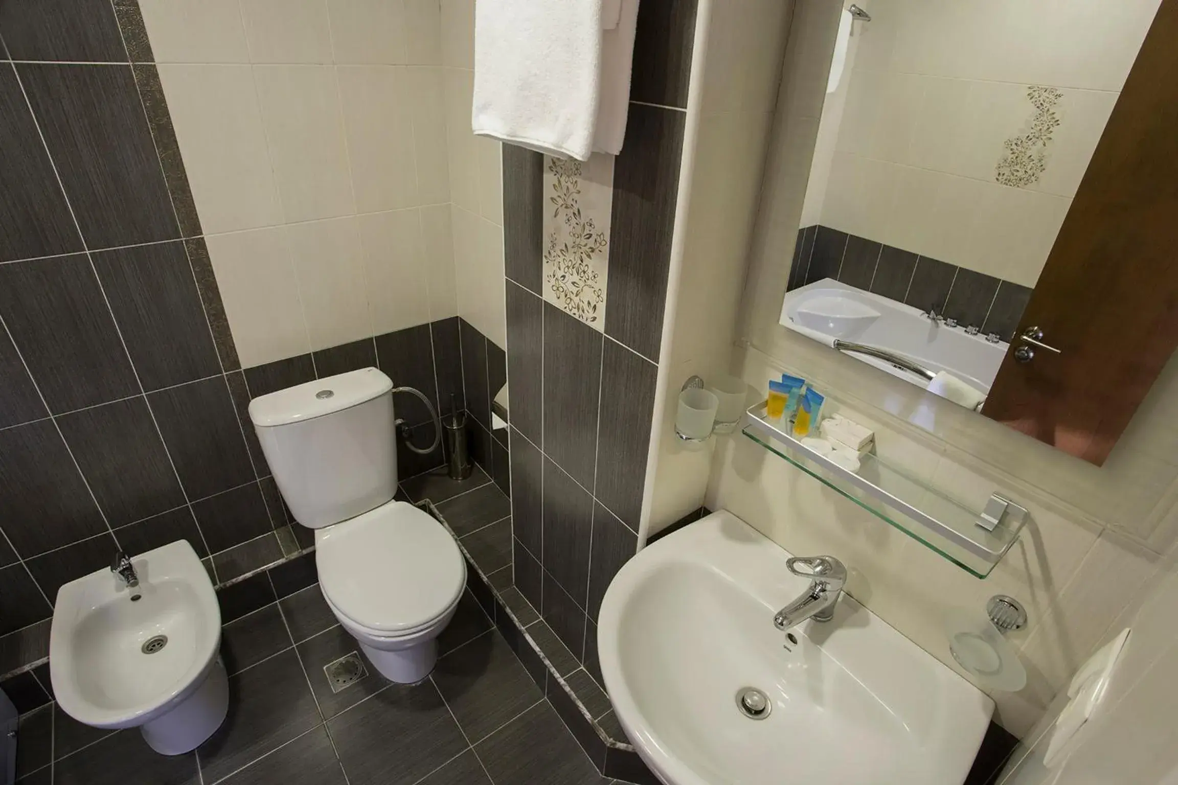 Bathroom in Ani Central Inn