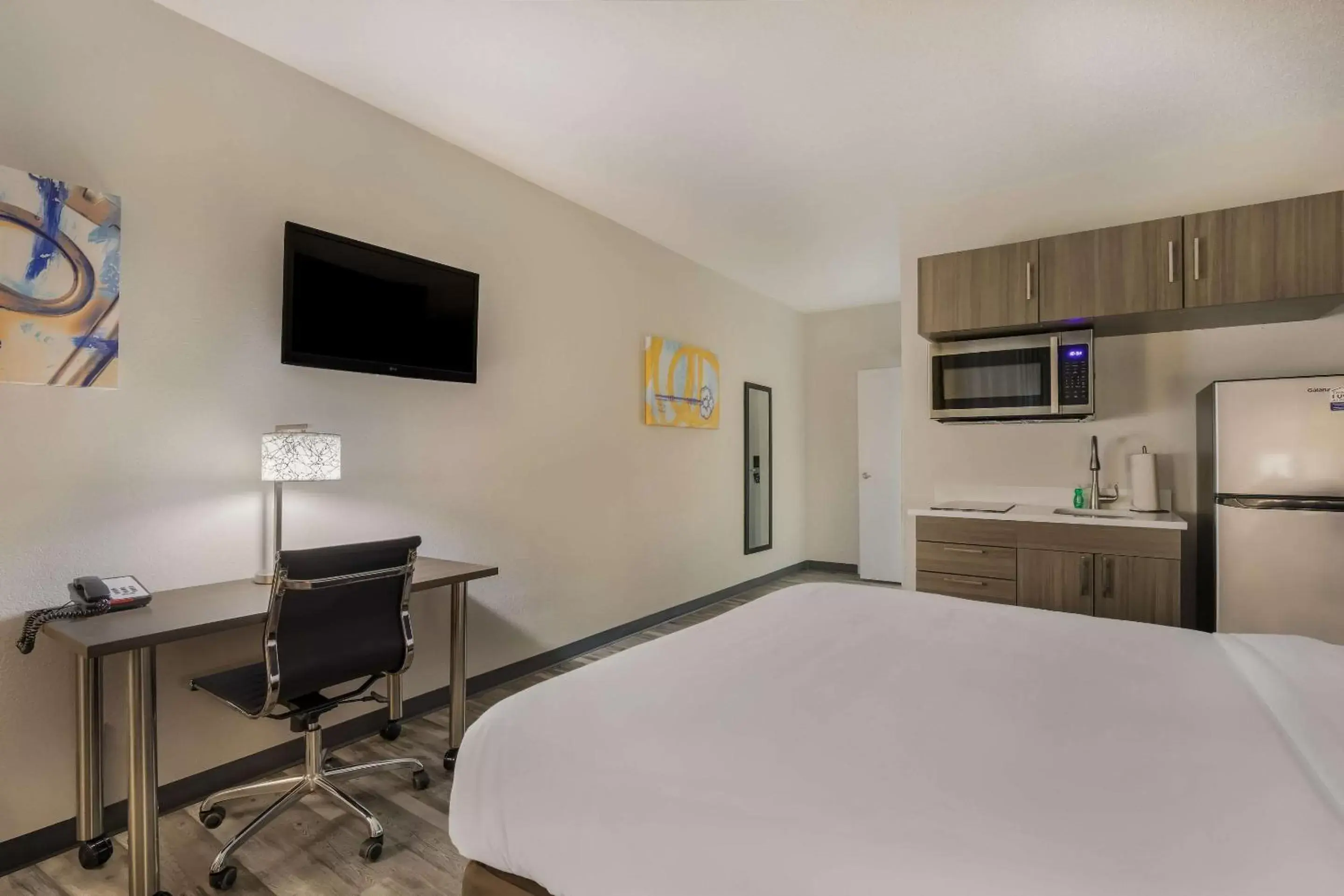 Bedroom, TV/Entertainment Center in MainStay Suites Joliet I-55