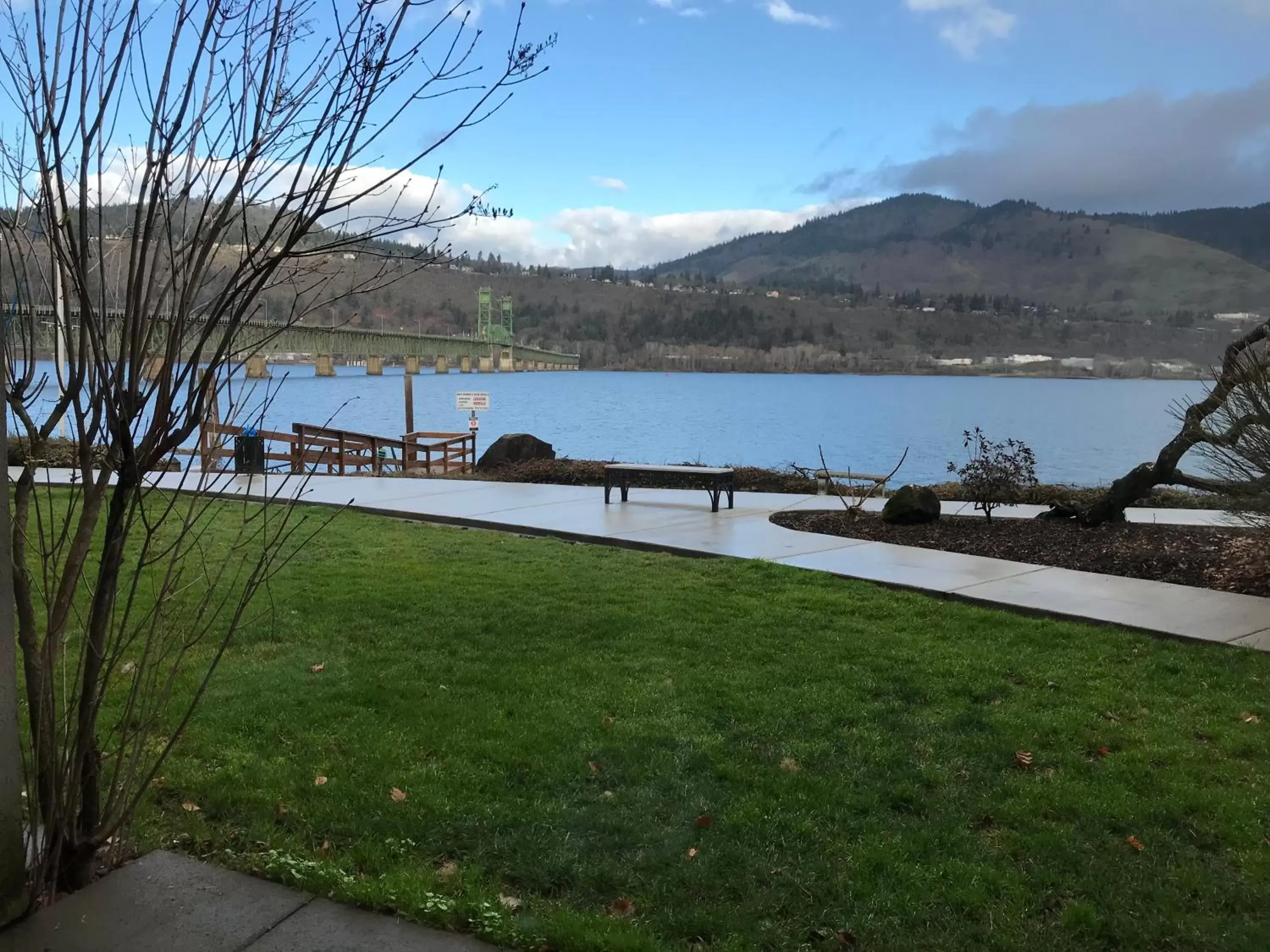 River view in Best Western Plus Hood River Inn