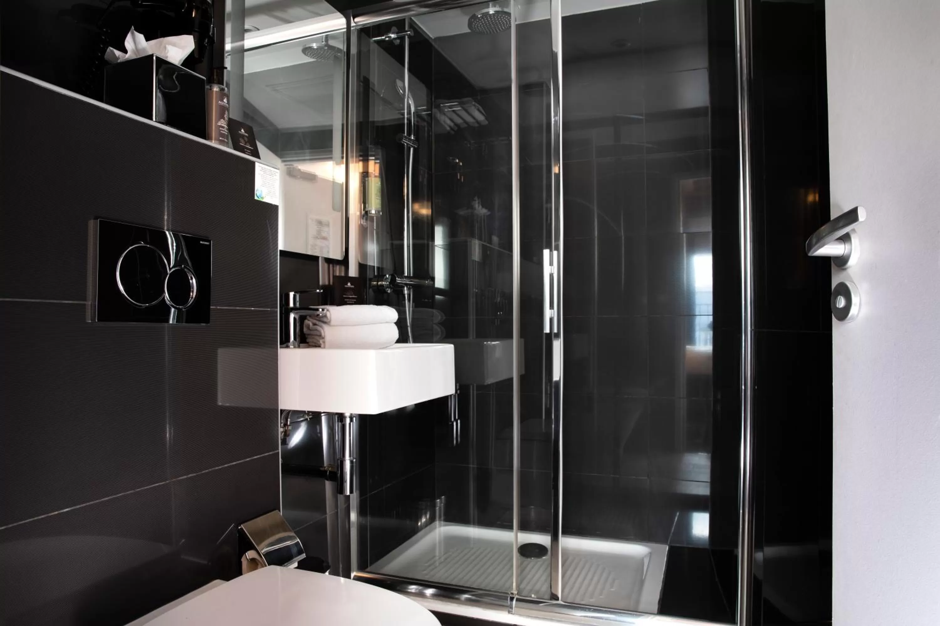 Bathroom in Hôtel Marais Hôme