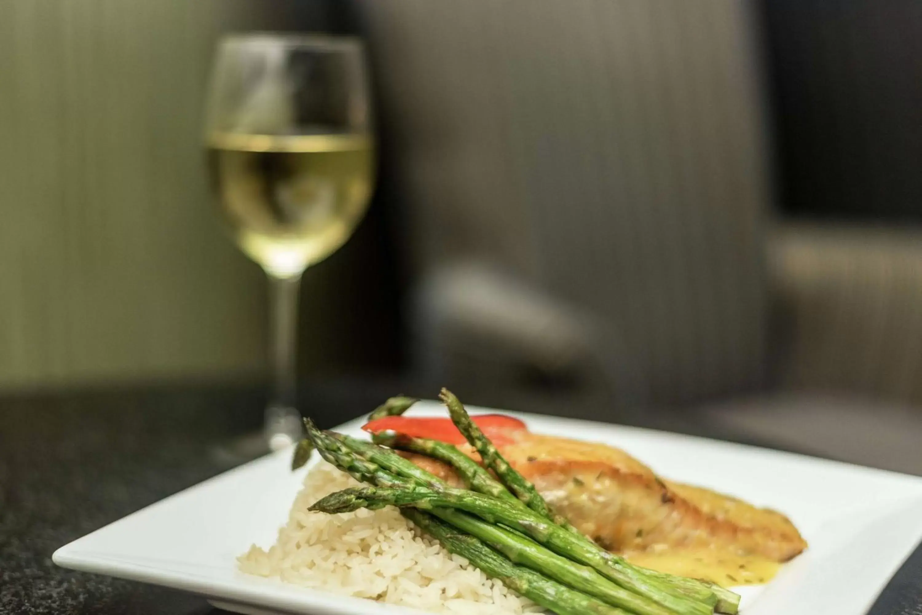 Lounge or bar in DoubleTree by Hilton Holland Lounge or bar in DoubleTree by Hilton Holland