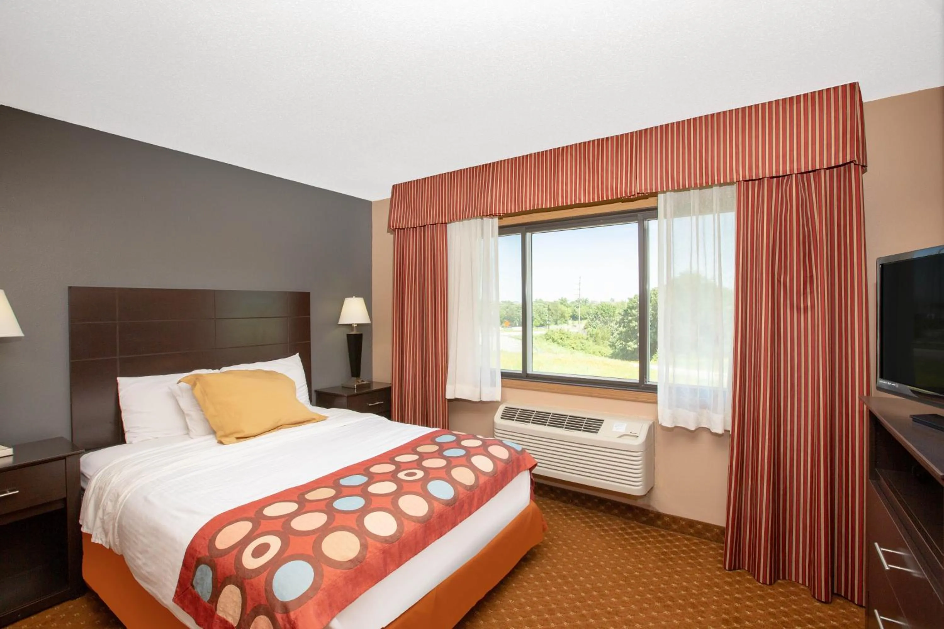 Photo of the whole room, Bed in AmericInn by Wyndham Coralville