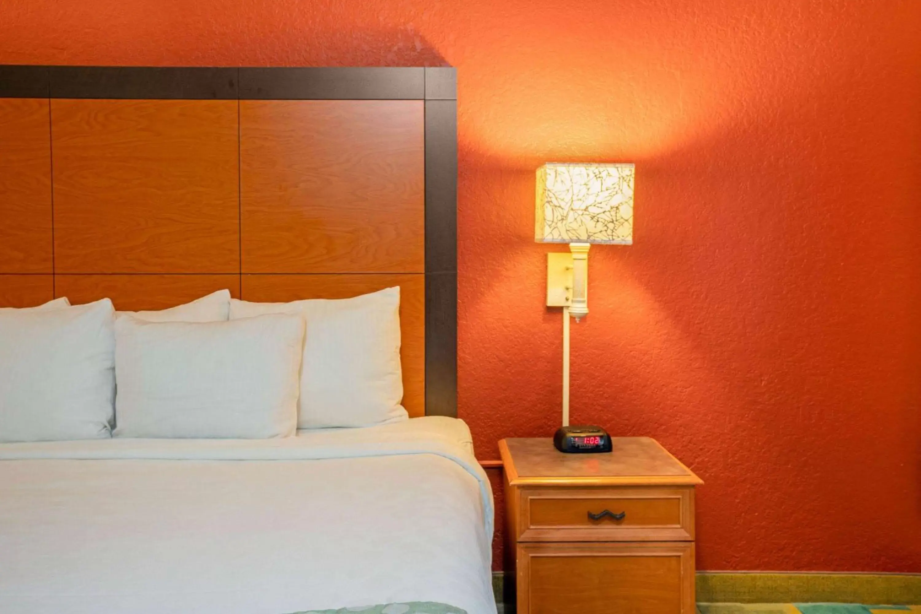 Photo of the whole room, Bed in La Quinta by Wyndham Seattle Sea-Tac Airport