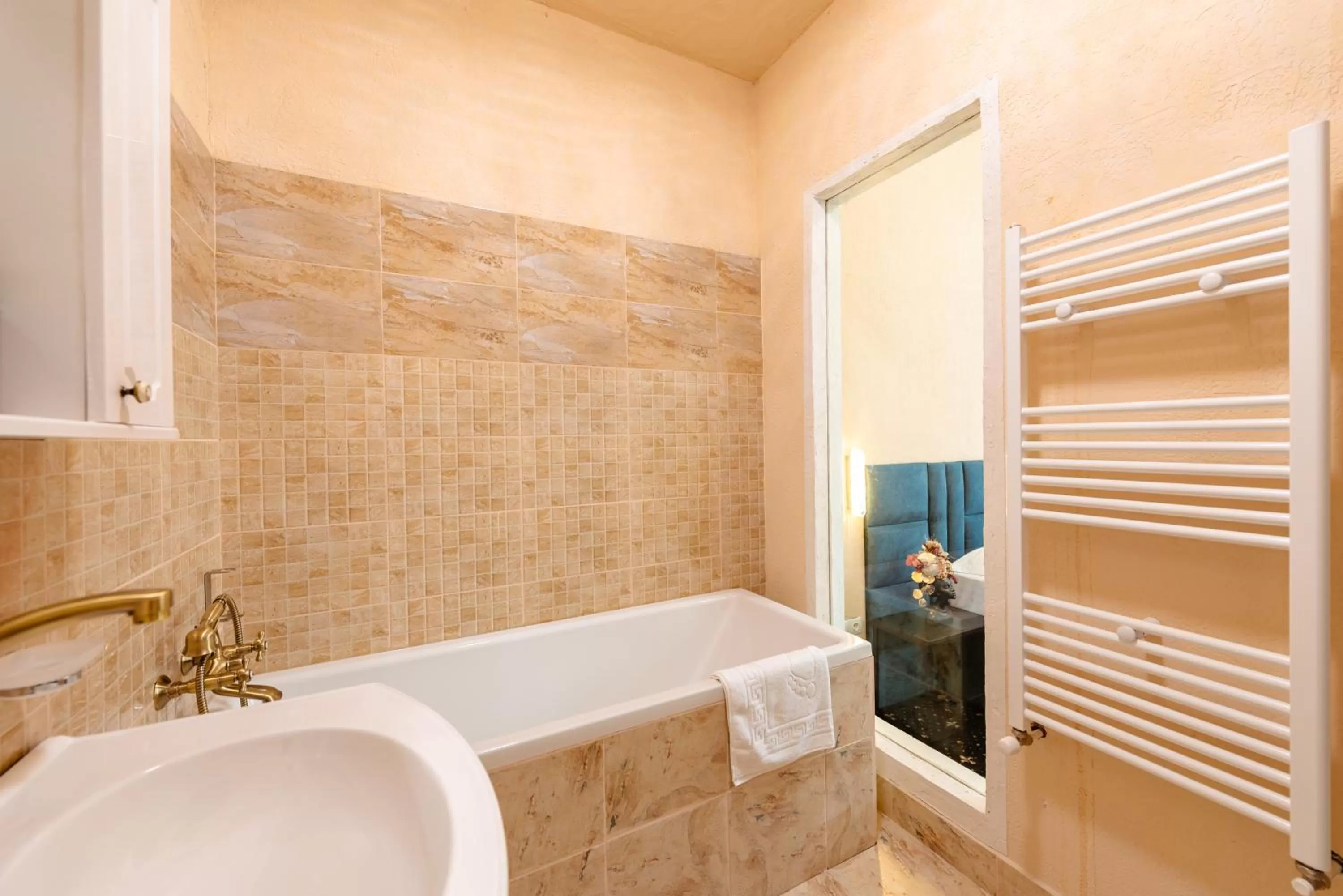 Bathroom in Palace Bulevard Inn