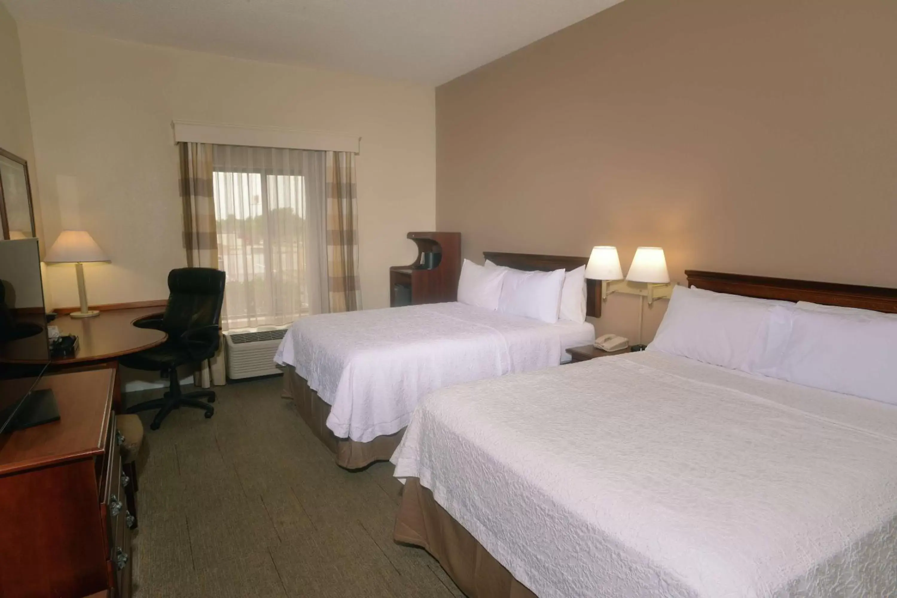 Bedroom, Bed in Hampton Inn & Suites Springfield