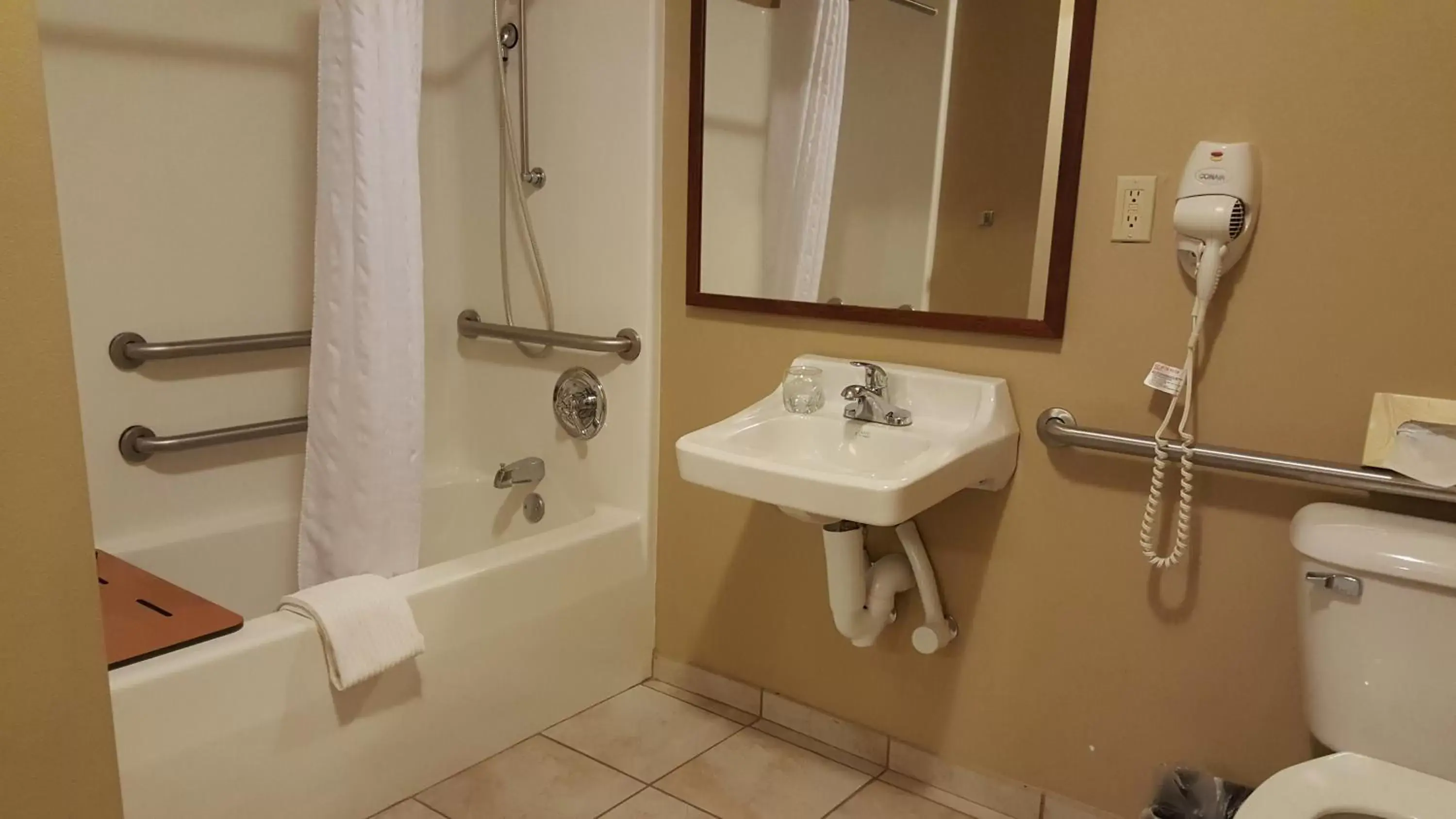Photo of the whole room, Bathroom in Candlewood Suites Hot Springs, an IHG Hotel