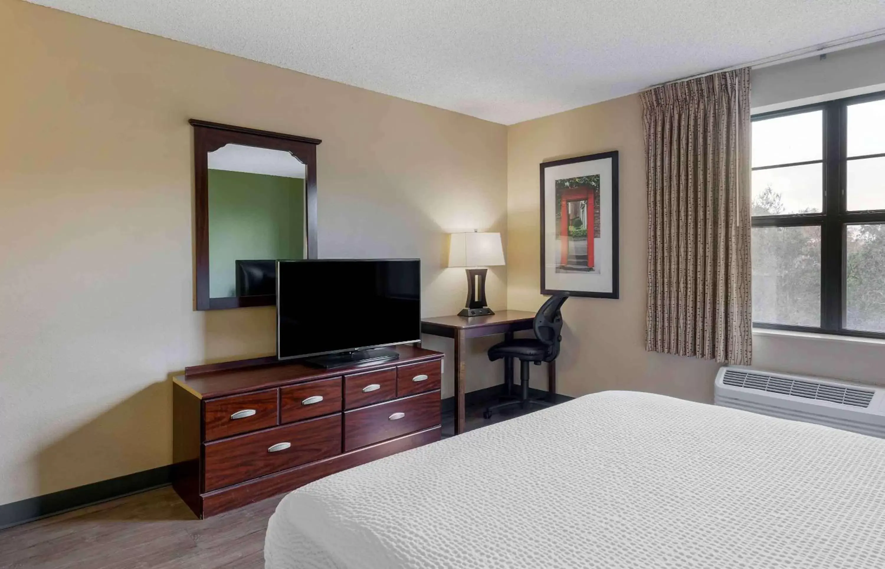 Bedroom, Bed in Extended Stay America Suites - Santa Barbara - Calle Real