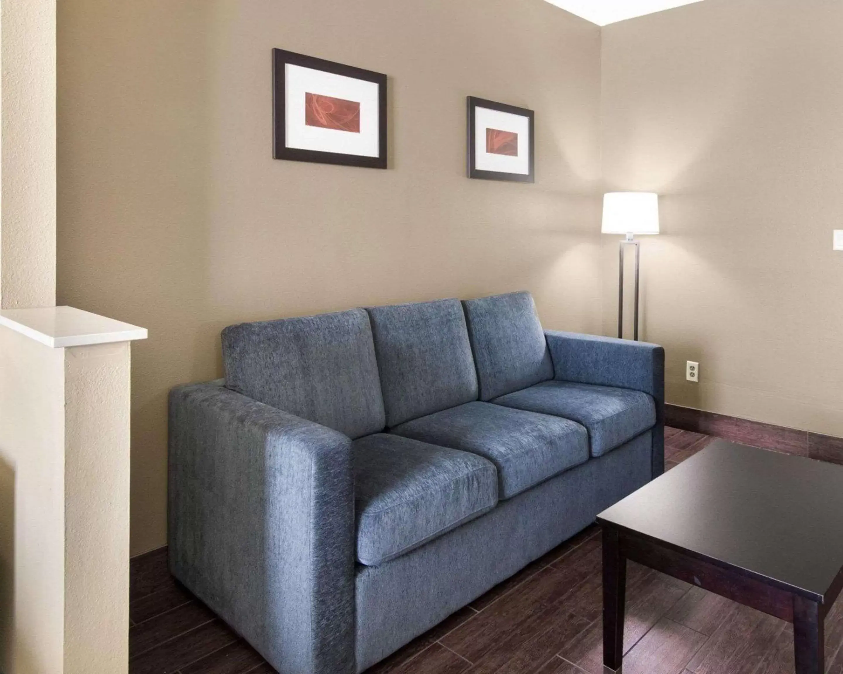 Living room, Seating Area in Comfort Suites Odessa