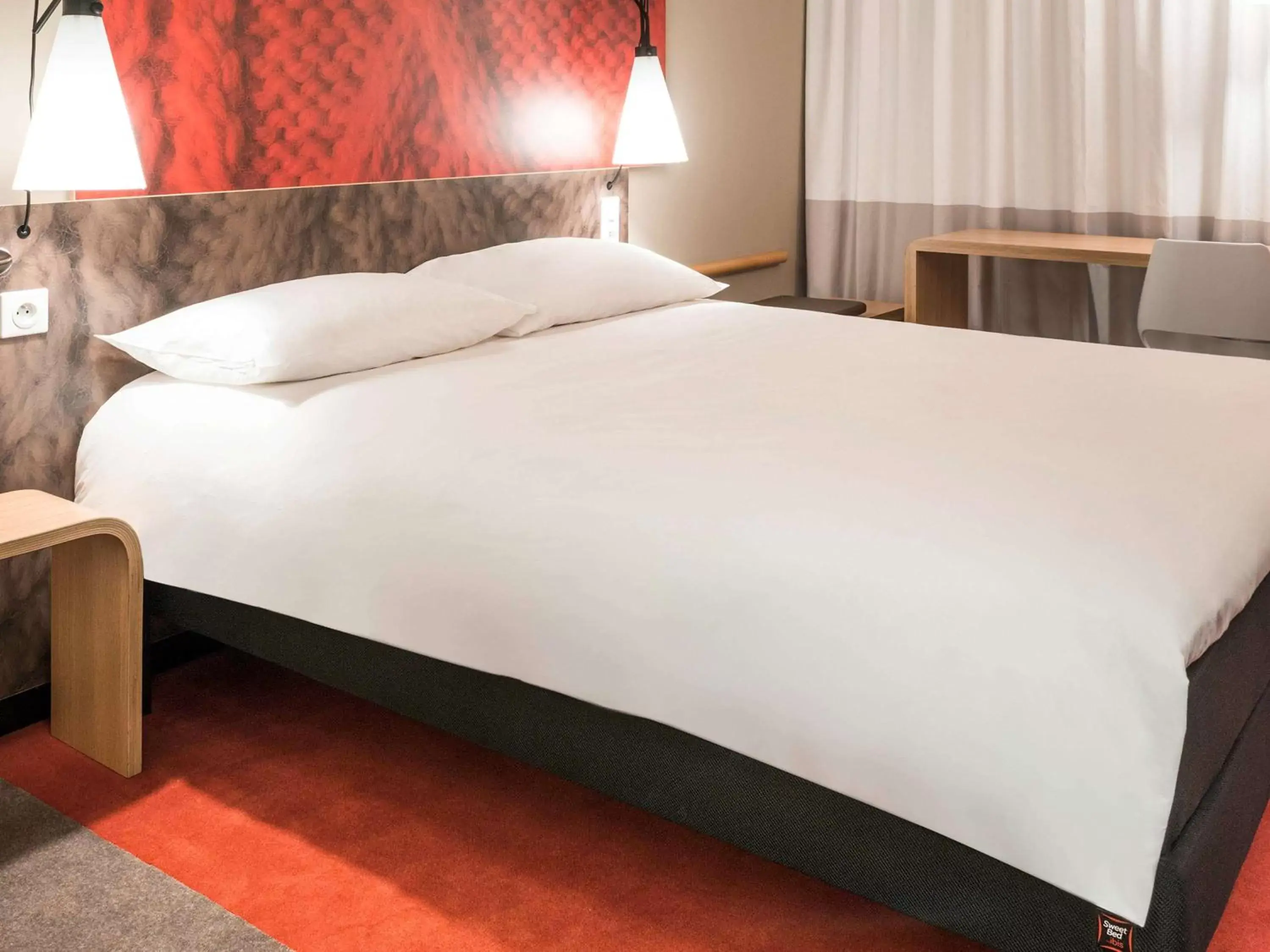 Photo of the whole room, Bed in ibis Bordeaux Centre - Gare Saint-Jean