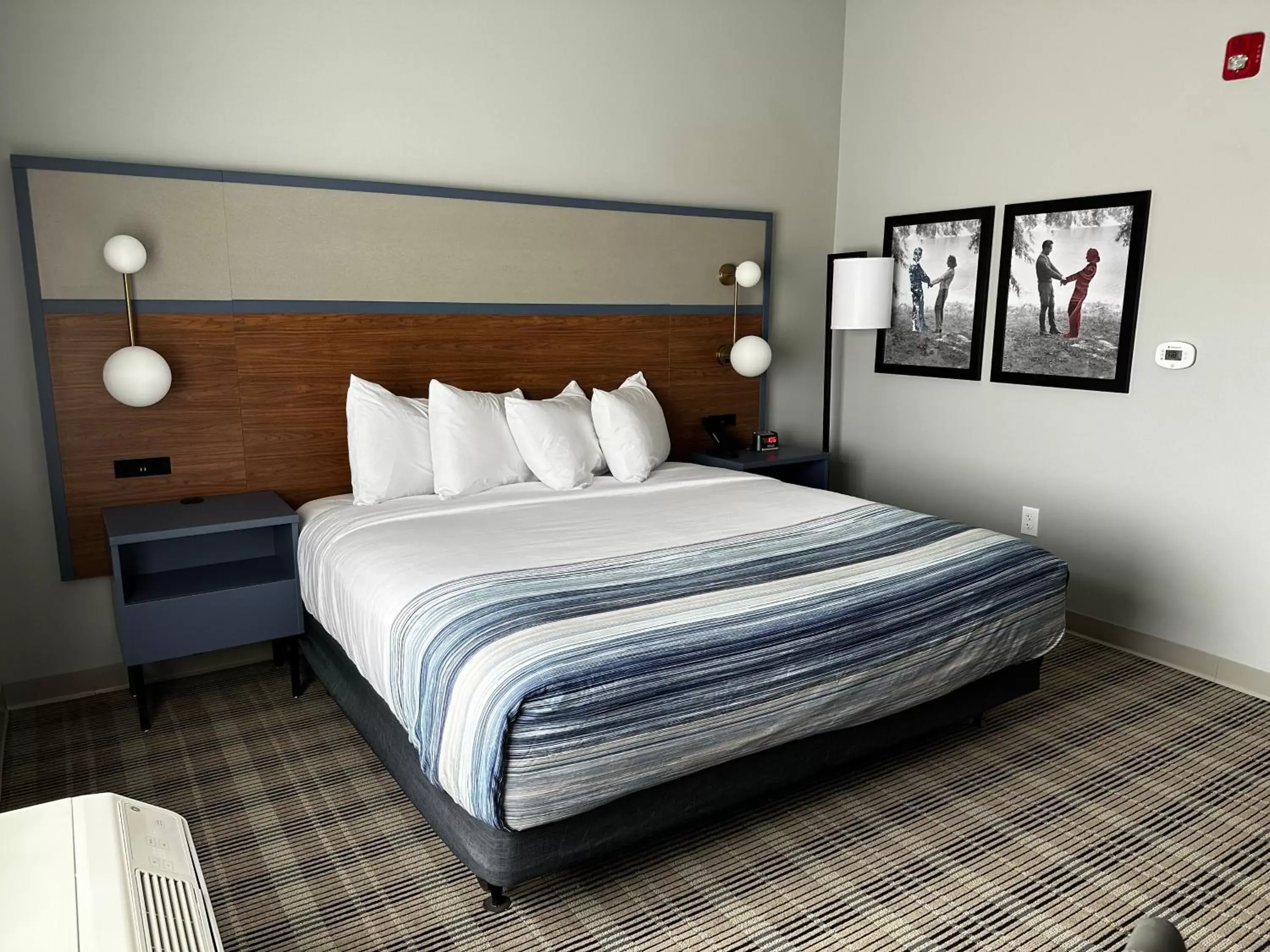 Bedroom, Bed in AmericInn by Wyndham Mountain Home