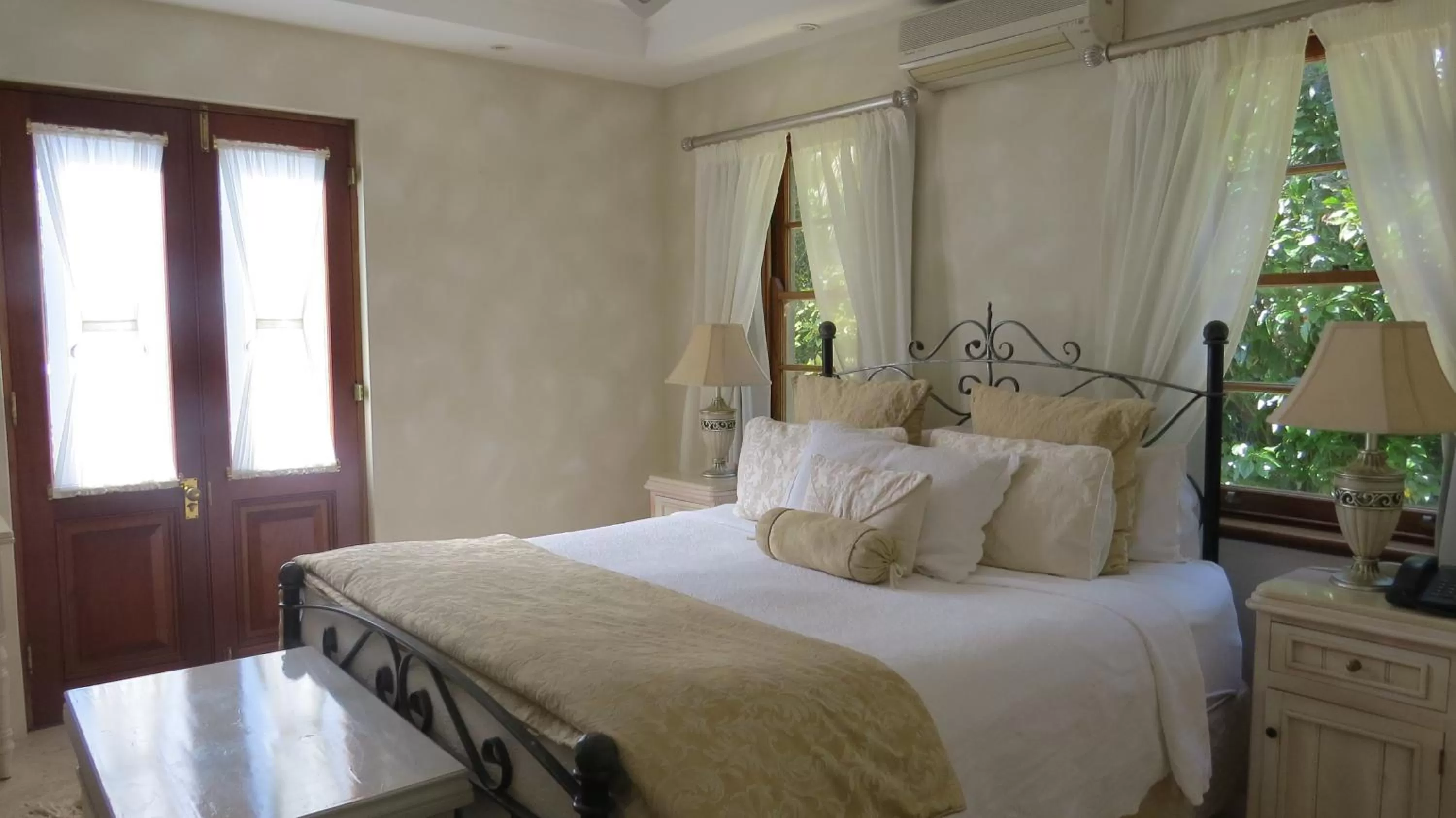 Day, Bed in Victoria's At Wategos