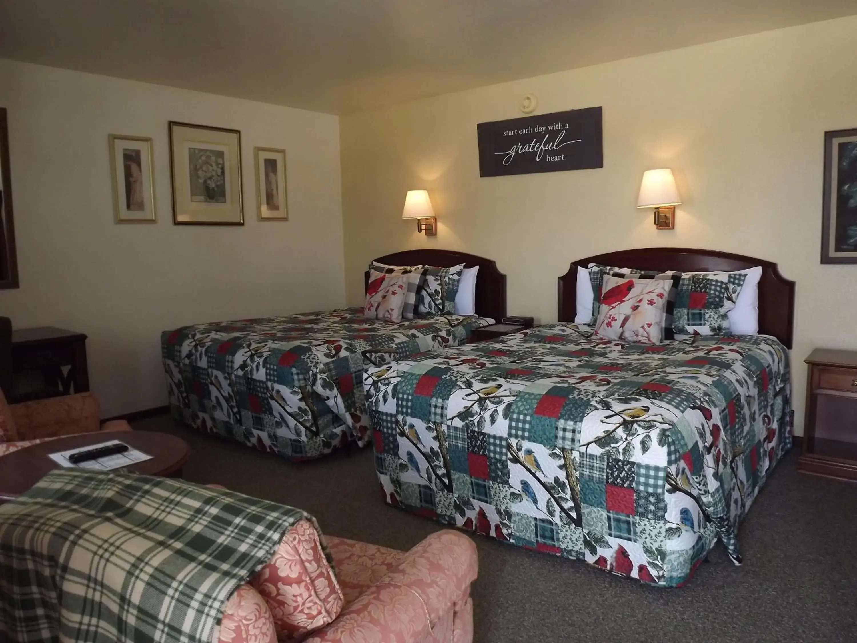 Seating area, Bed in Crest Country Inn