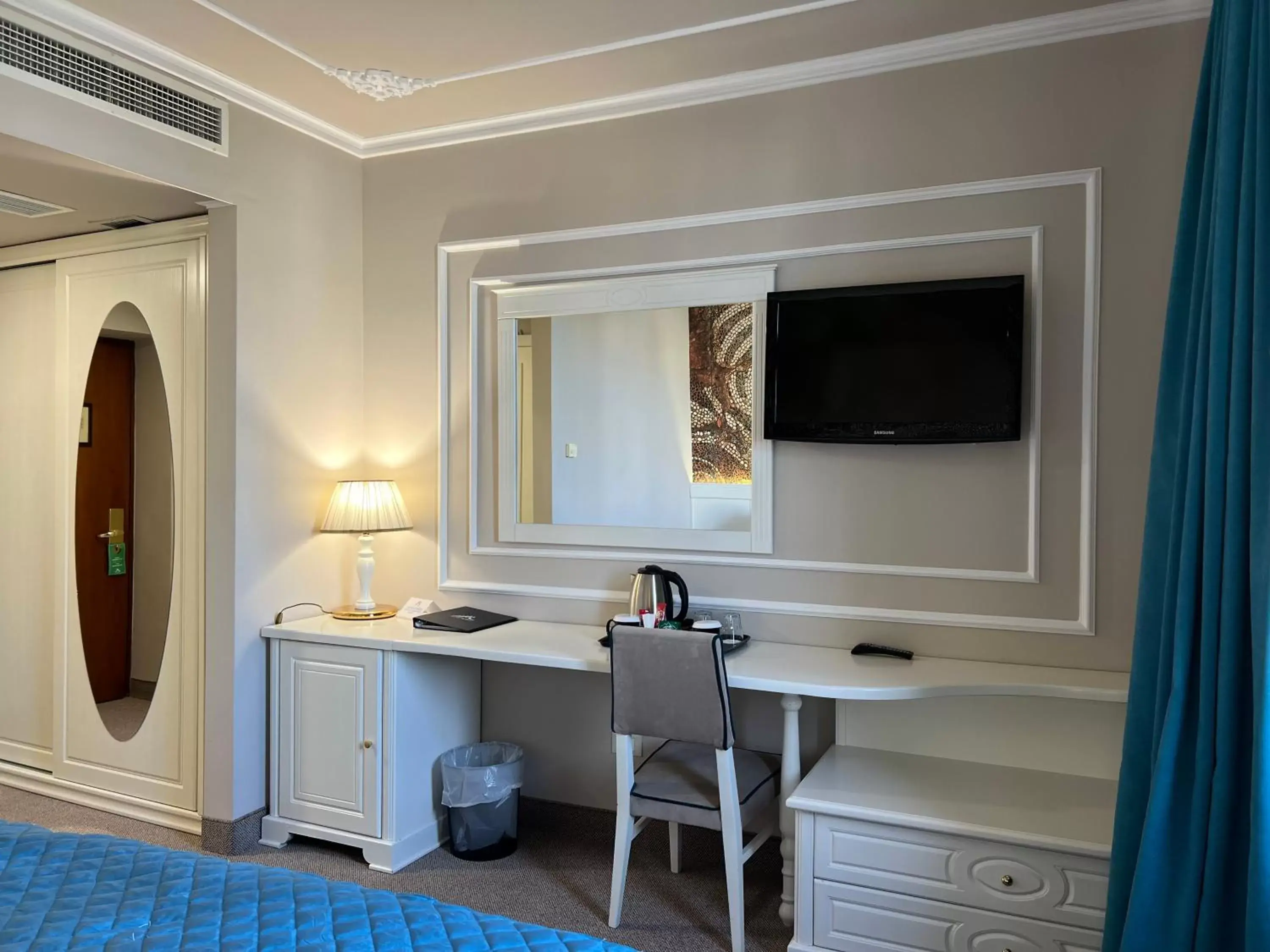Bedroom, TV/Entertainment Center in Adriatik Hotel, BW Premier Collection