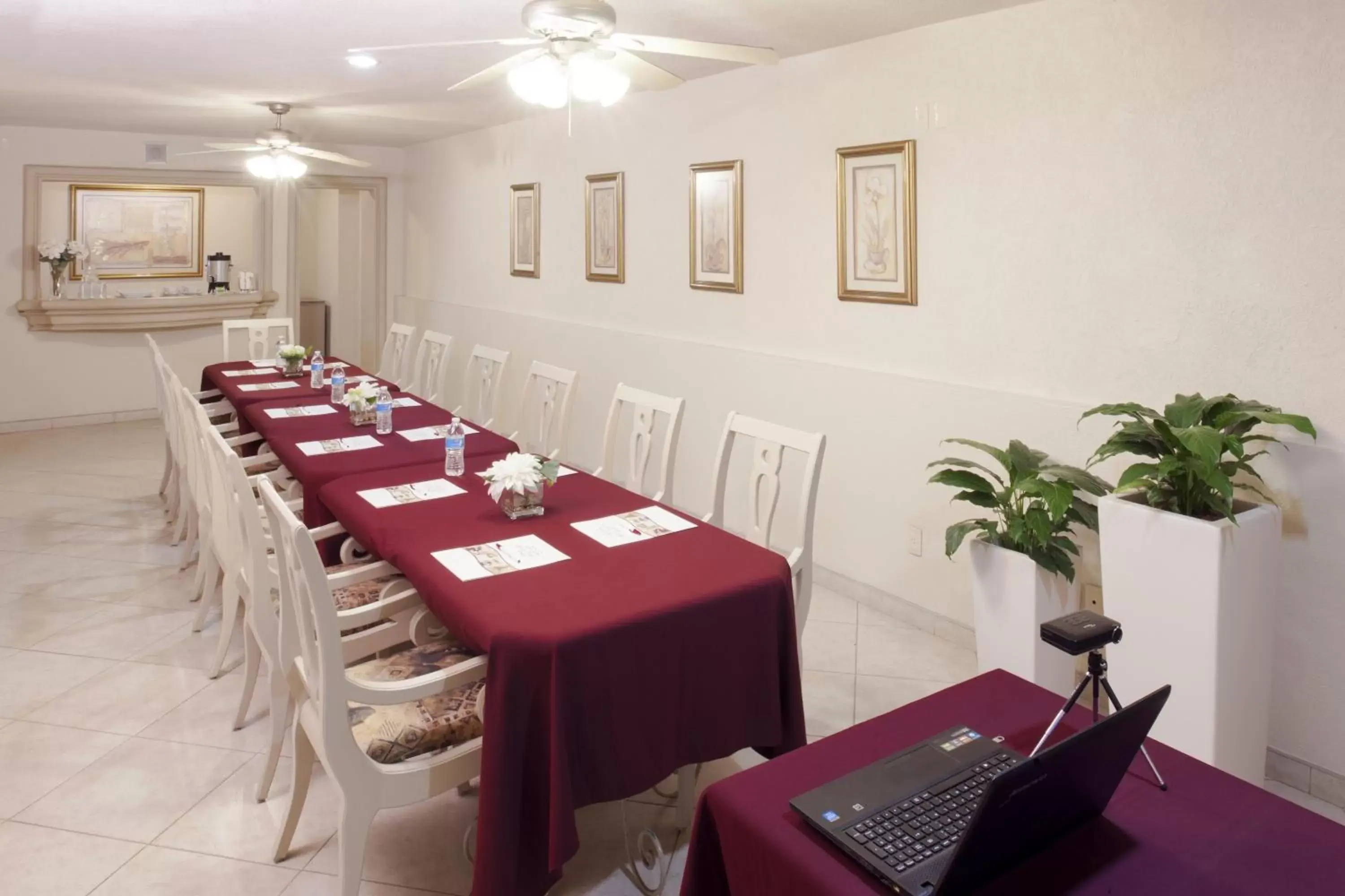 Meeting/conference room, Restaurant/Places to Eat in Hotel & Suites Quinta Magna