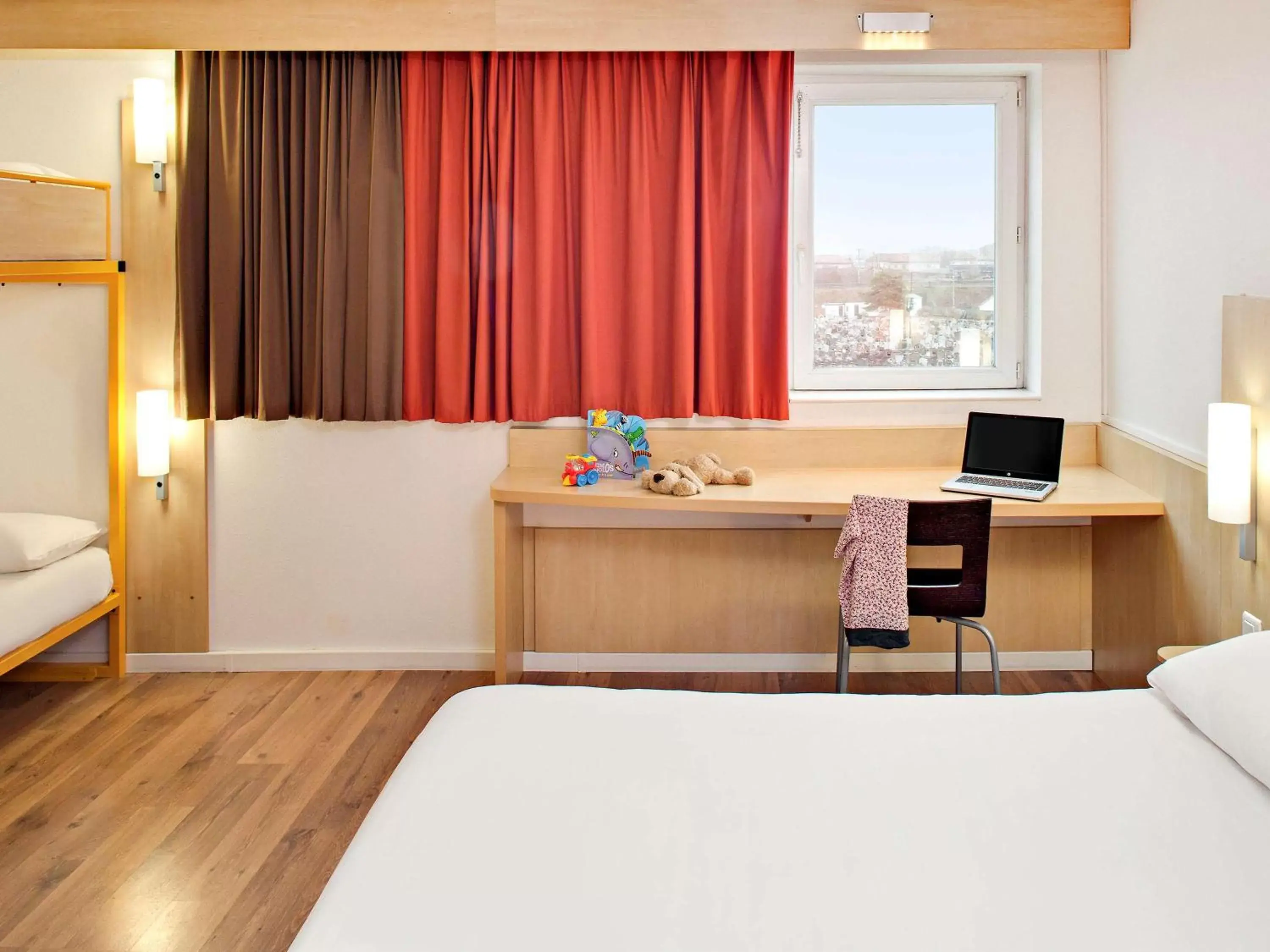 Photo of the whole room, Bed in ibis Clermont Ferrand Montferrand