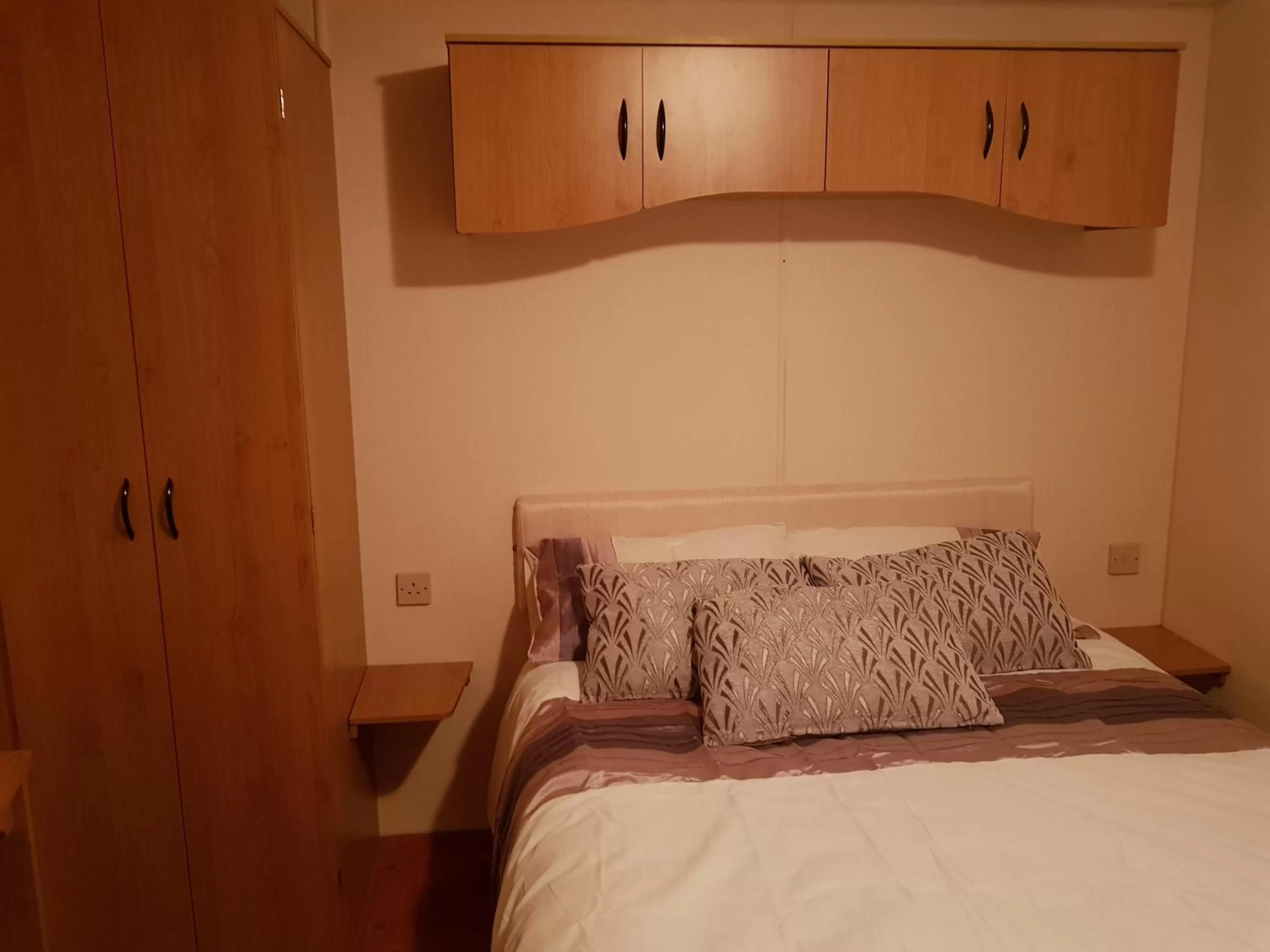 Bedroom, Bed in the jackdaw pub SELF CATERING STATIC CARAVAN free breakfast supplied