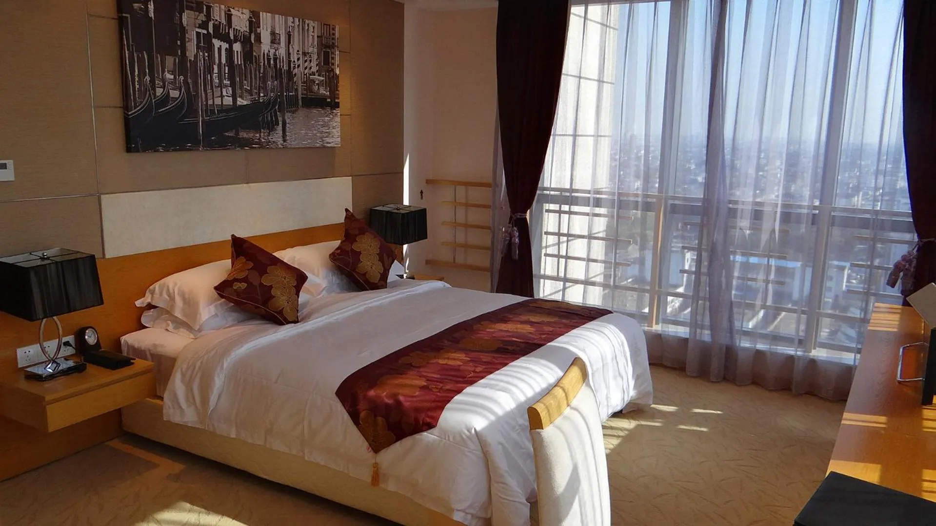 Bed in Suzhou Sun Plaza Hotel