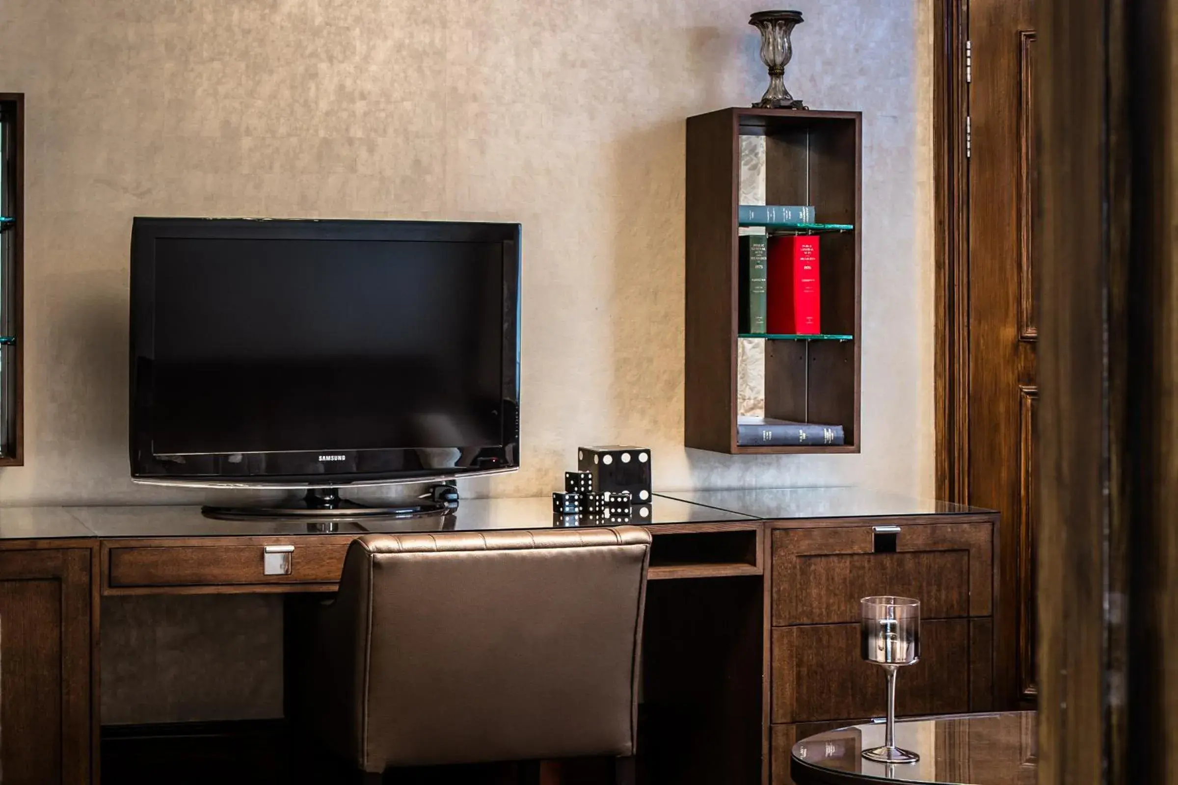 Seating area, TV/Entertainment Center in Courthouse Hotel London