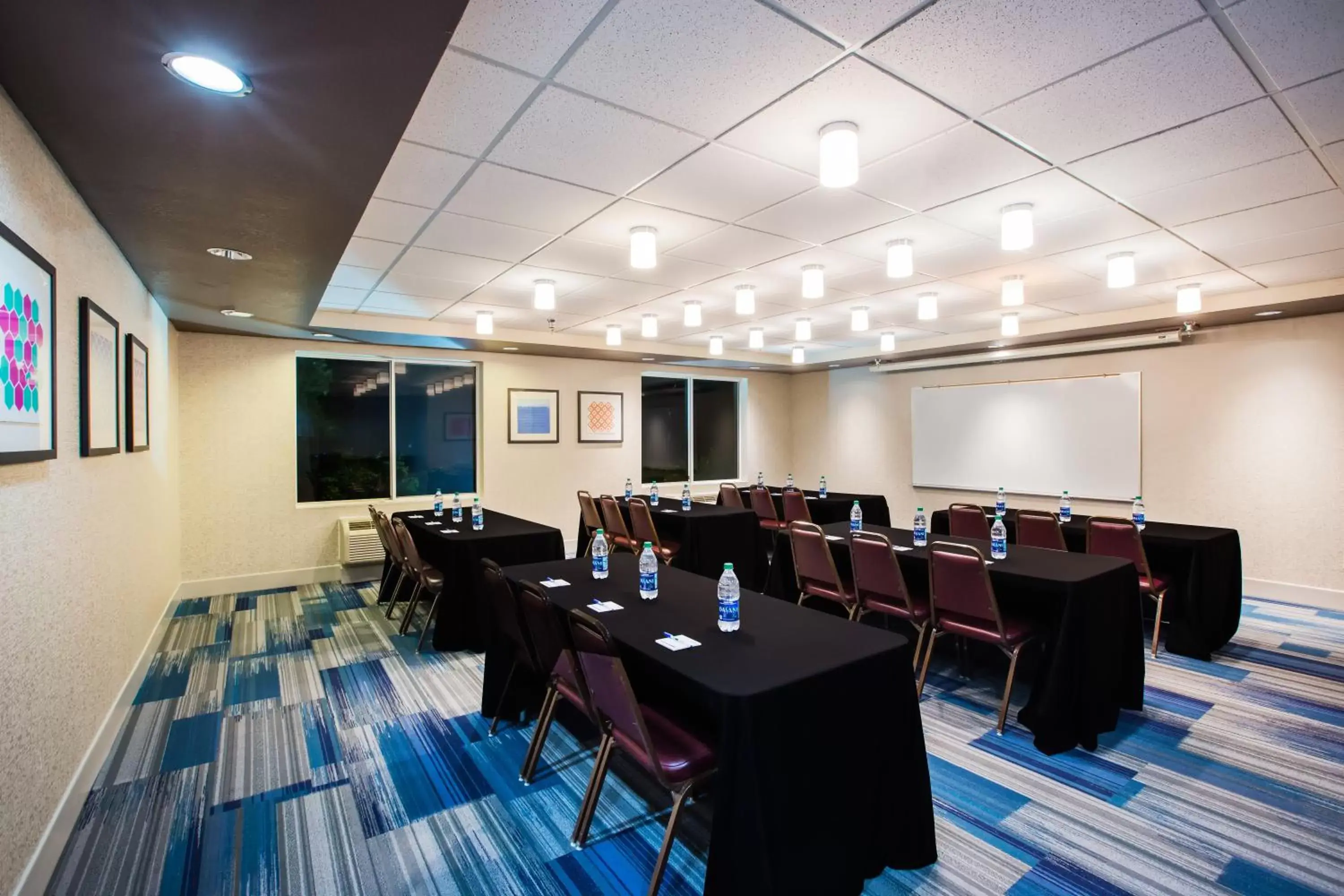 Meeting/conference room in Holiday Inn Express Hotel & Suites Bellevue-Omaha Area, an IHG Hotel