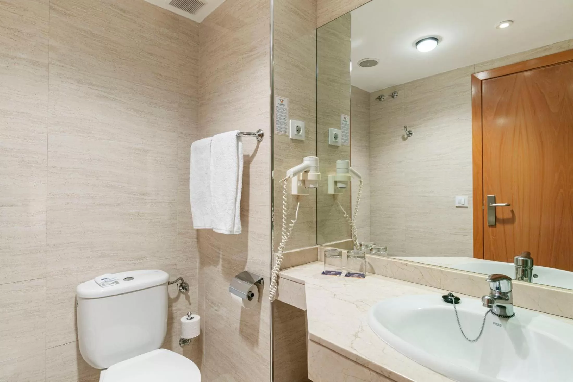 Bathroom in Globales de los Reyes