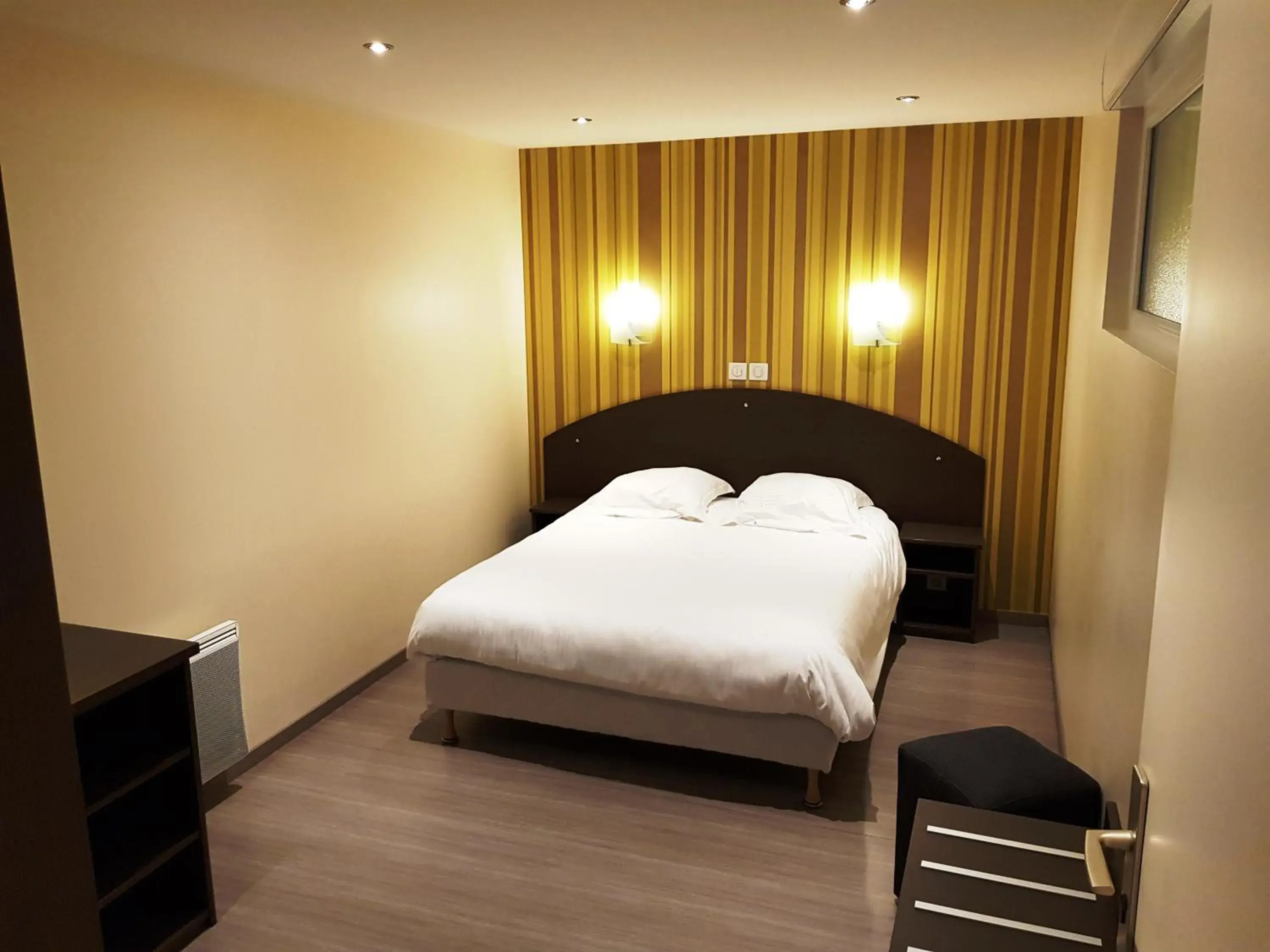 Bedroom, Bed in Hotel Auberge De La Baie