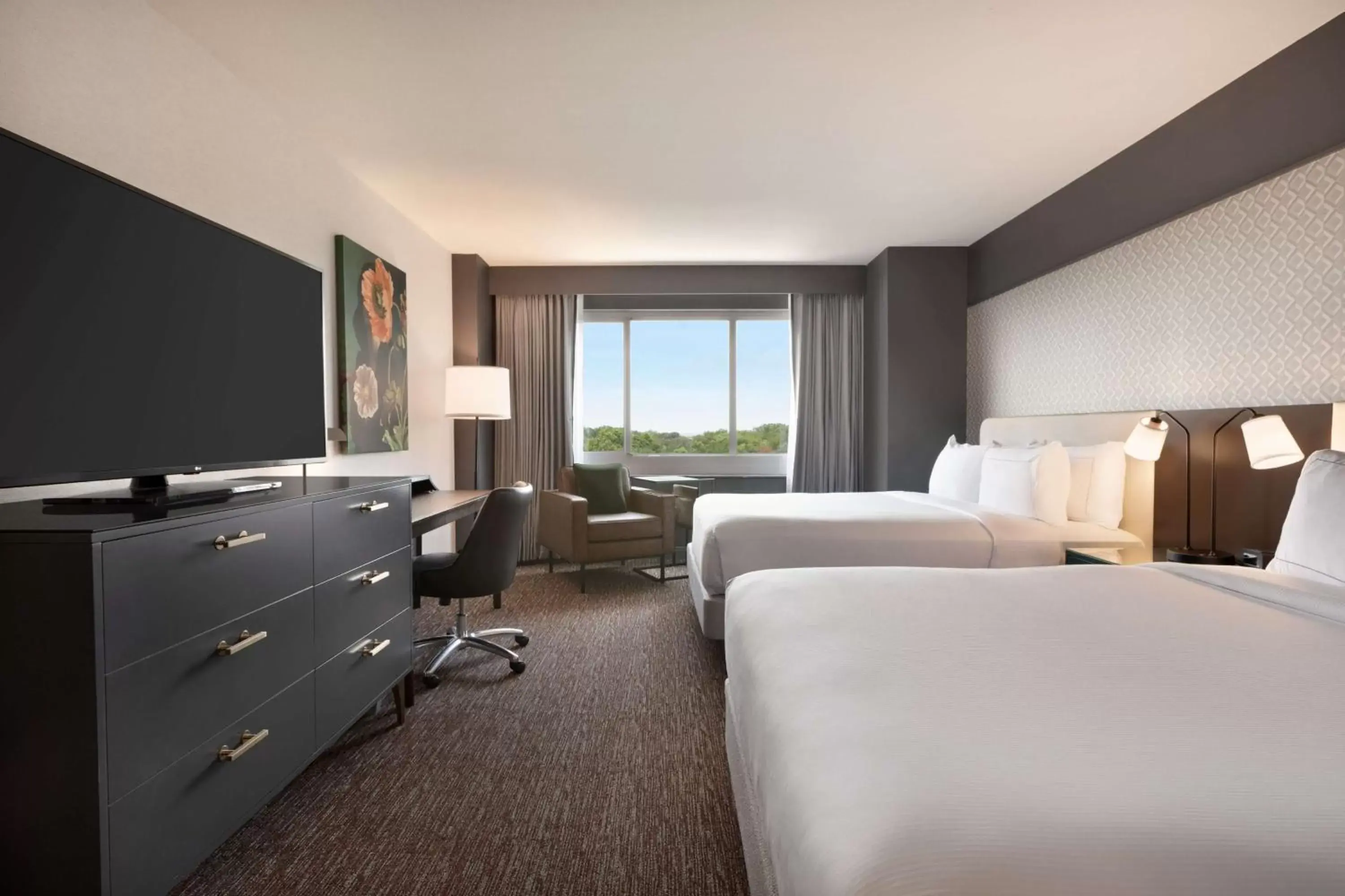 Bedroom, TV/Entertainment Center in Hilton Baltimore BWI Airport