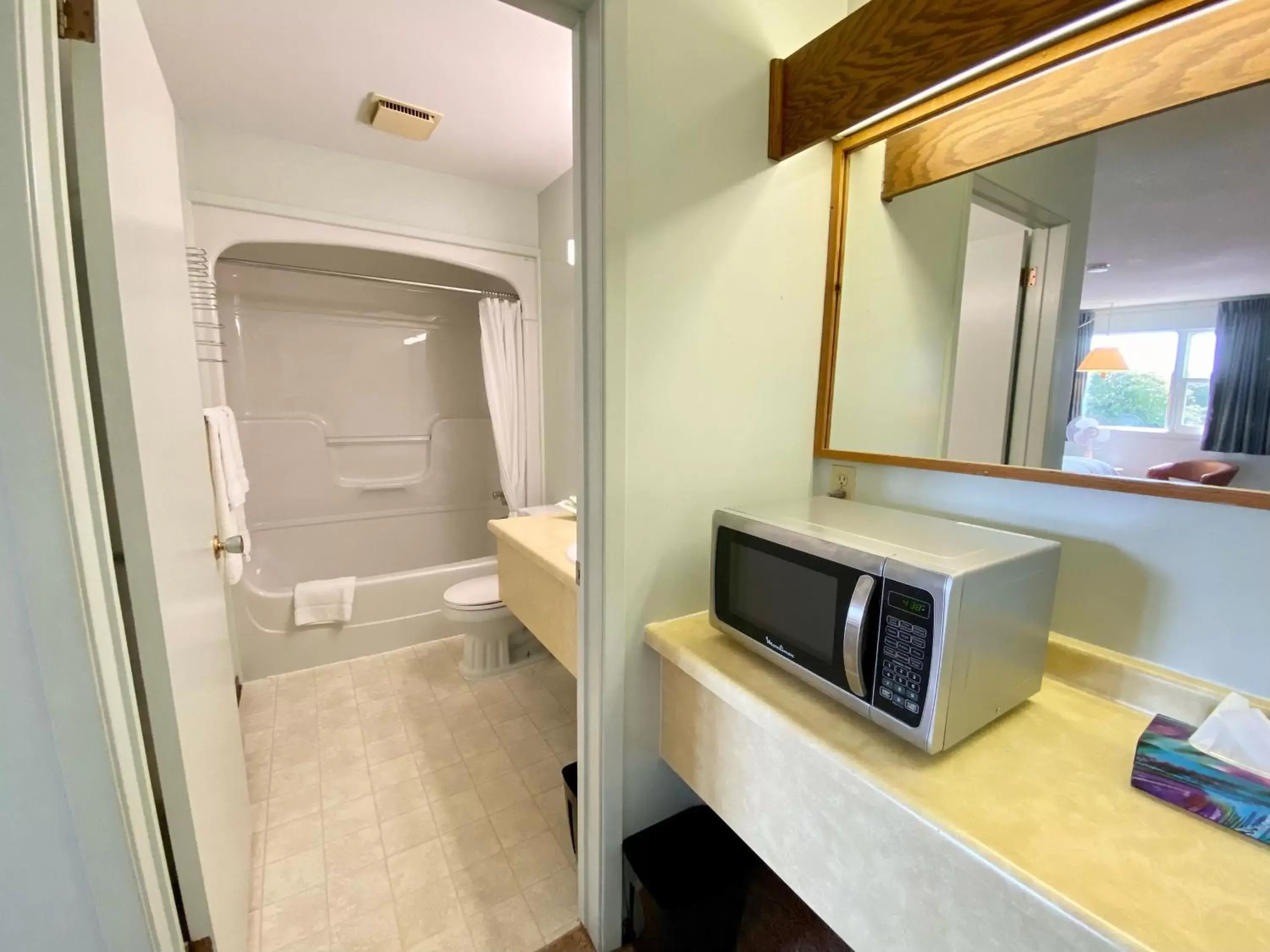 Toilet, Bathroom in New Age Inn - Voyageur