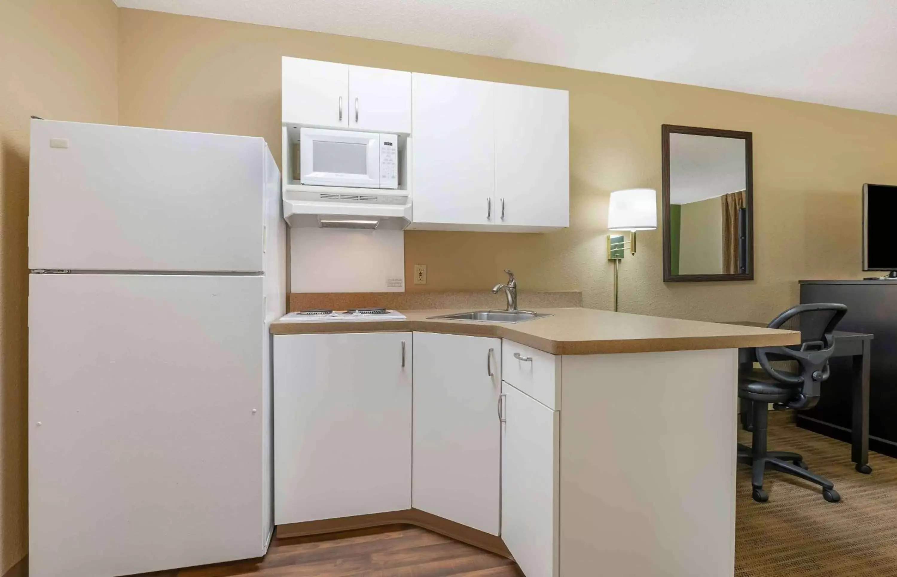 Bedroom, Kitchen/Kitchenette in Extended Stay America Suites - Columbus - Worthington