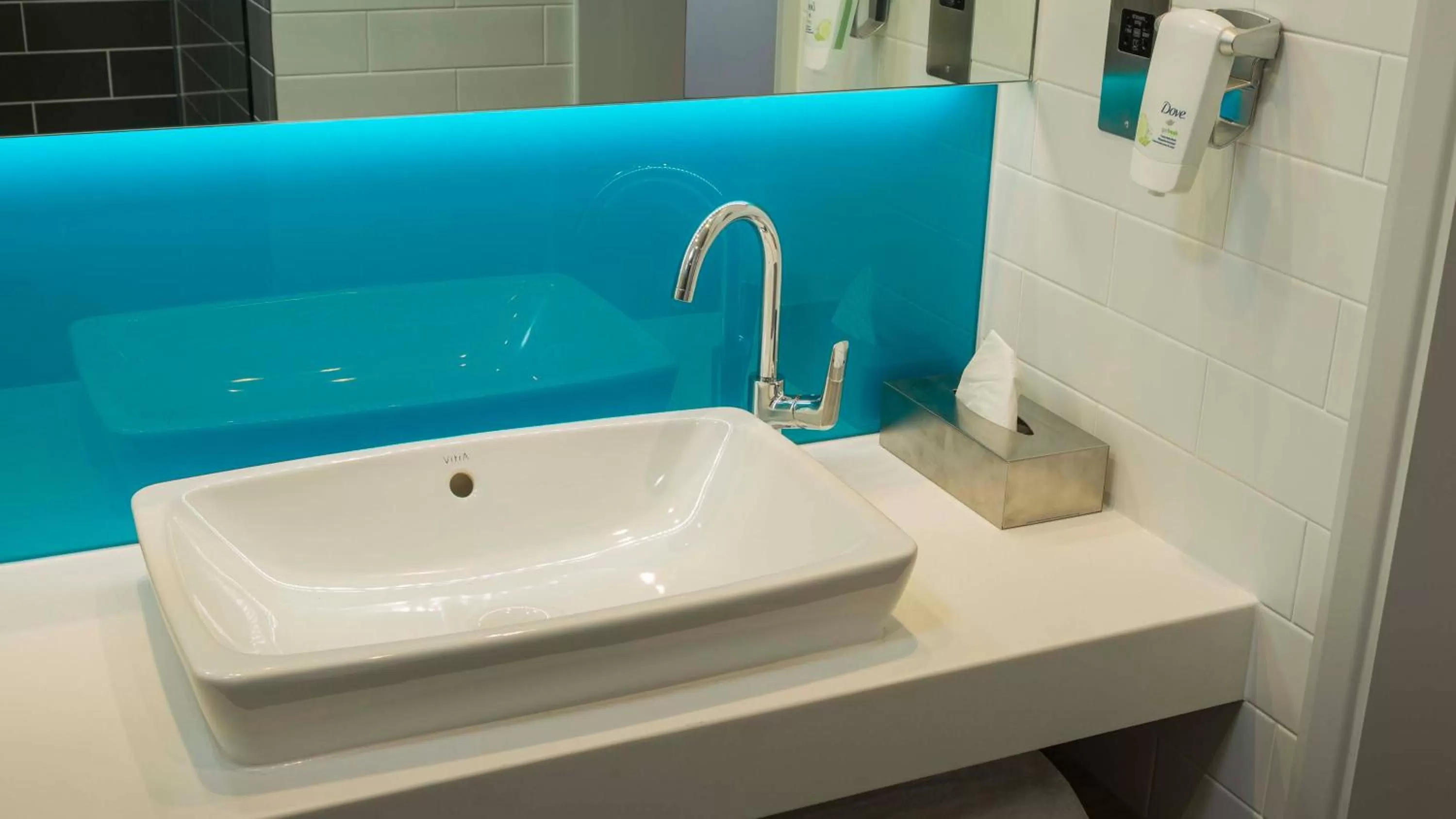 Bathroom in Holiday Inn Express - Manchester - TRAFFORDCITY by IHG