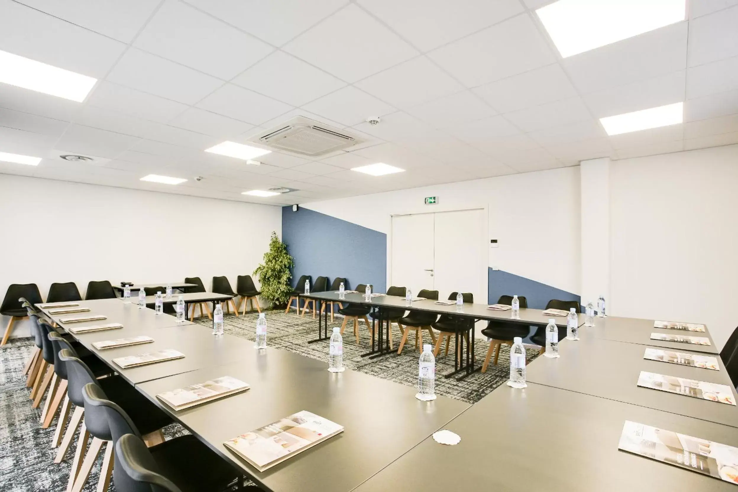 Meeting/conference room, Business Area/Conference Room in Brit Hotel Confort Loches